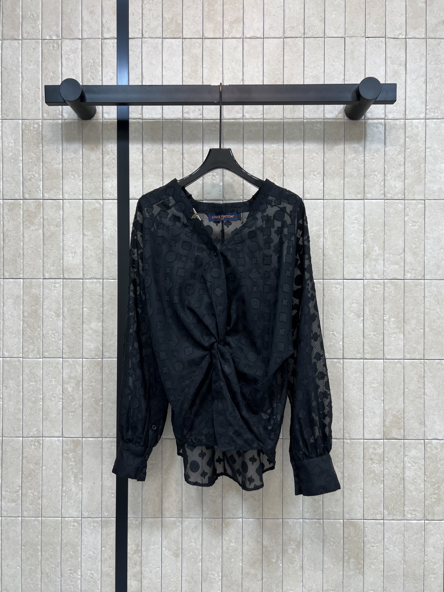 NO:908760,L's 26 new summer style black jacquard shirt, all over with low-key presbyopia pattern, hazy texture V-neck design, kink design in front to cleverly tighten the waist, easily outline the waistline, loose lantern long sleeves to modify the arm lines, thin and slightly transparent fabric, breathable and light, can be worn alone or layered, looks great with suits, skirts are very good, full of atmosphere for commuting and dating, three sizes in one color, Size/S-M-L,, louis vuitton, skirts, shirts, business  suit,19860909L家 26夏季新款 黑色提花衬衫 通体满印低调老花图案 质感朦胧 V领设计 身前扭结设计巧妙收腰 轻松勾勒腰线 宽松灯笼长袖修饰手臂线条 轻薄微透面料 透气轻盈 可单穿可内搭 搭配西装 半身裙都很好看 通勤约会氛围感拉满 一色三码Size/S-M-L,,louis vuitton,skirts,shirts,business suit,,Women's clothing