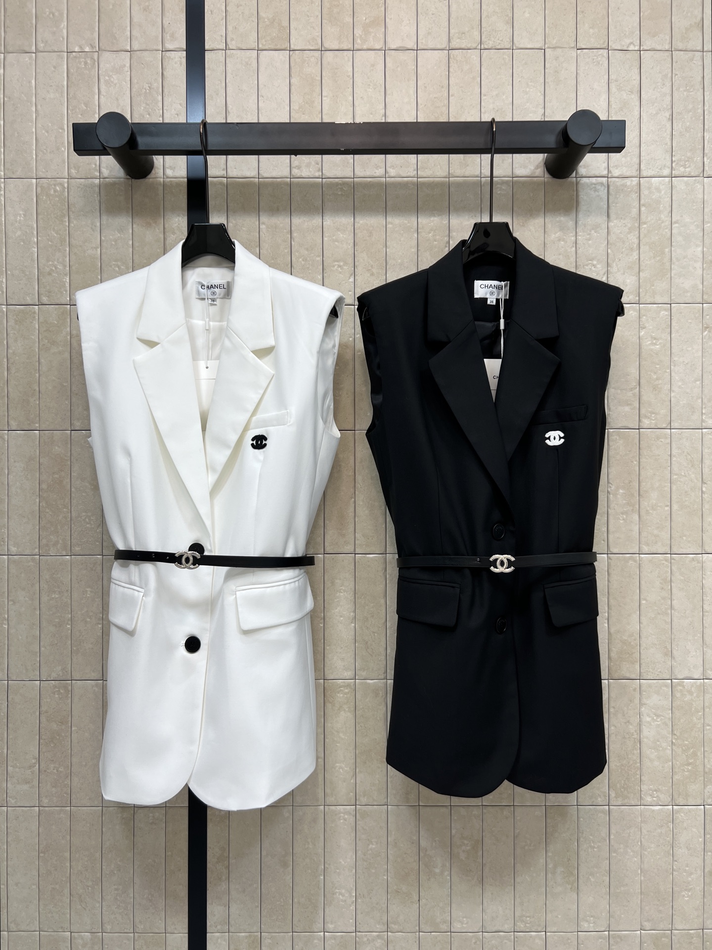 NO:909414,C Home 26 new summer style waist suit vest, crisp and smooth high-quality fabrics, classic suit lapels, elegant and capable, double C logo on the chest, double C belt, free waistline, loose sleeveless tailoring, concealing fat and slimming, suitable for light business commuting, suitable for daily dates and trips, paired with suit pants, skirts and straight jeans, all high-end and durable, two colors and three codes Size/S-M-L,,chanel,skirts,jeans,business suit,19860909C家 26夏季新款 收腰西装马甲 挺括垂顺的优质面料 经典西装翻领大气干练 胸口双C标识低调 双C腰带 自由收束腰线 宽松无袖剪裁 藏肉显瘦 适配轻商务通勤 日常 约会出行都合适 搭配西装裤 半身短裙 直筒牛仔裤都高级耐看 两色三码Size/S-M-L,,chanel,skirts,jeans,business suit,,Women's clothing