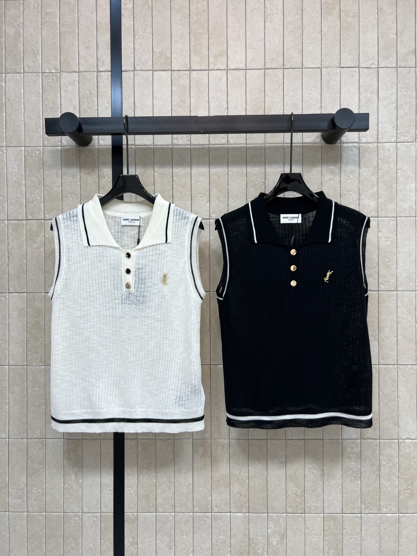 NO:909411,SLP Home 26 new summer style Polo collar knitted vest Made of Tencel blended knitted fabric Vertical pit strips Light and slightly translucent Refreshing and comfortable to wear in summer Contrasting color stripe design on the collar and hem Small metal logo on the chest is low-key and exquisite Half-open button design Loose sleeveless version is neat and slim Suitable for matching with shirts, T-shirts or worn alone Versatile for commuting and leisure Easily create exquisite and simple outfits Two colors and three codes Size/S-M-L,,loro  piana,shirts,tees,t-shirt,19860909SLP家 26夏季新款 Polo领针织背心 采用天丝混纺针织面料 竖坑条 轻薄微透 夏日穿着清爽舒适 领口与下摆撞色条纹设计 胸口金属小logo低调精致 半开纽扣设计 宽松无袖版型利落显瘦 搭配衬衫 T恤或者单穿都合适 通勤休闲百搭 轻松打造精致简约穿搭 两色三码Size/S-M-L,,loro piana,shirts,tees，t-shirt,,Women's clothing