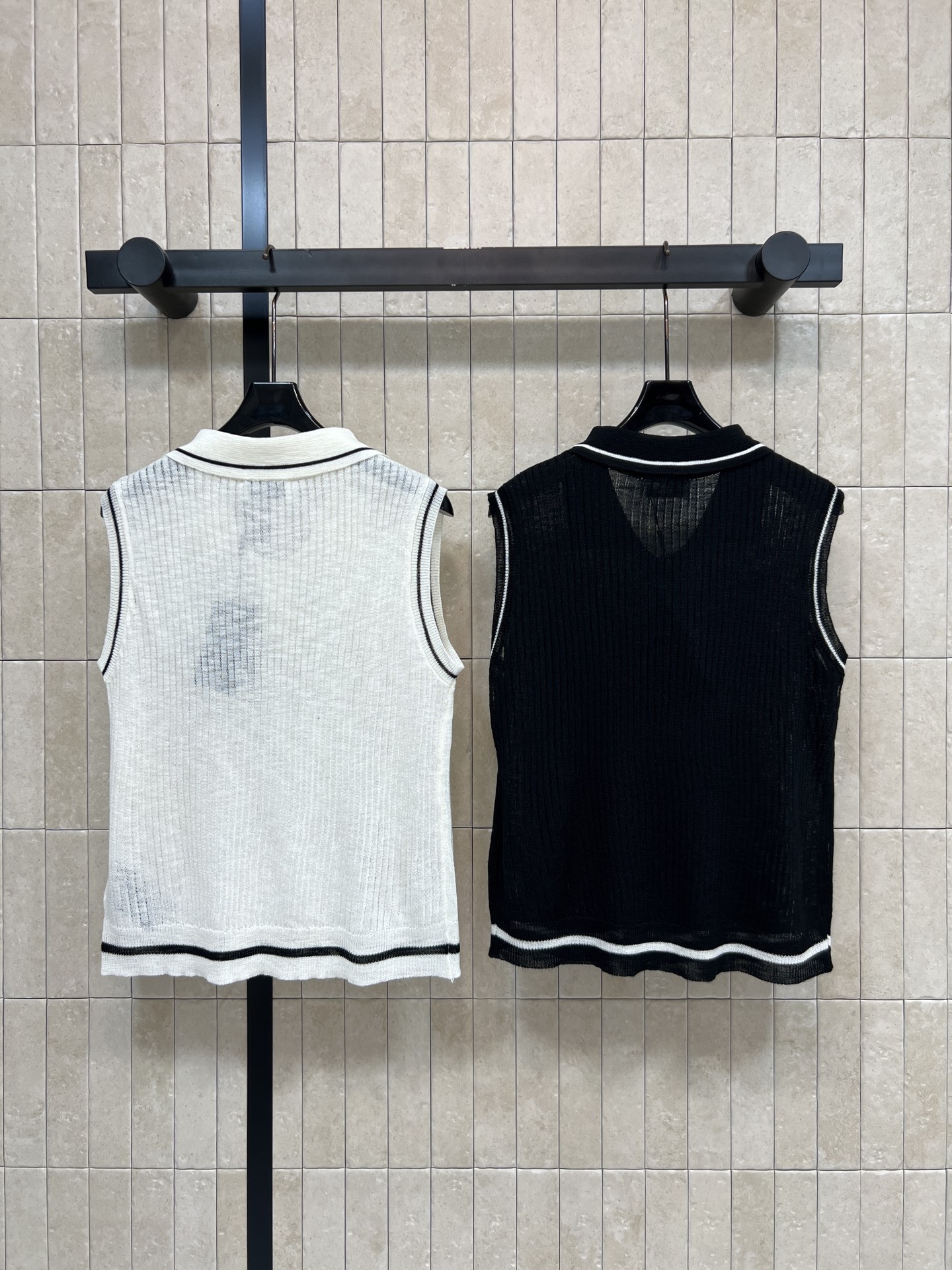 Slp🌹家 26夏季新款 Polo领针织背心 采用天丝混纺针织面料 竖坑条 轻薄微透 夏日穿着清爽舒适 