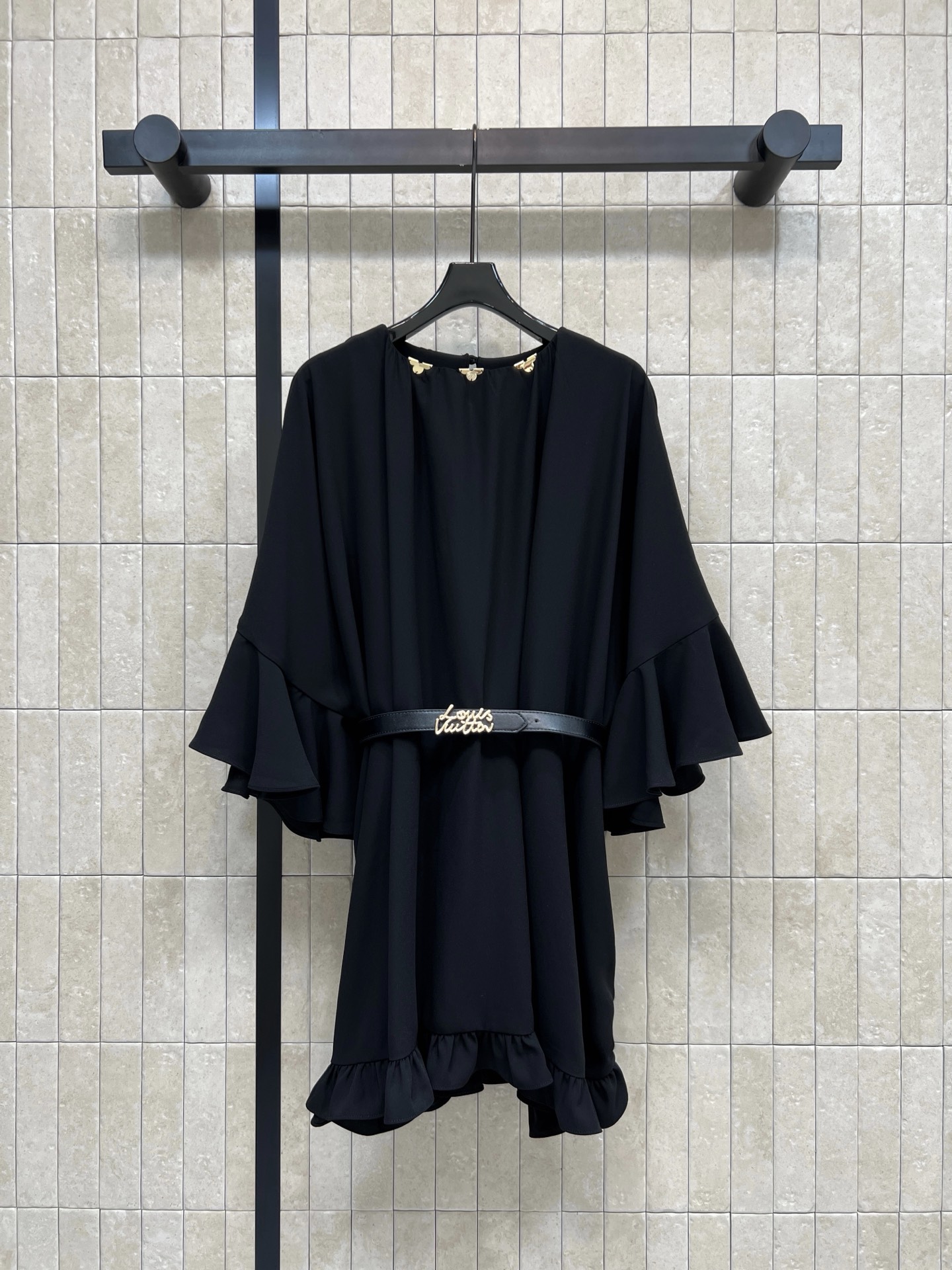 NO:909395,L's 26 new summer style black bat-sleeve dress. The fabric is drapey and relaxed. The bat-sleeve design is gentle and elegant. Metal embellishment on the neck. Paired with the same brand letter belt. Easily gather the waistline. Optimize body proportions. Ruffled lace at the hem. The loose version accommodates various body shapes. It is dignified and elegant for daily gatherings. Full of high-end sense. Four sizes in one color. Size/S-M-L-XL,, louis vuitton, skirts,19860909L家 26夏季新款 黑色蝙蝠袖连衣裙 面料垂顺版型大气松弛 蝙蝠袖袖设计温柔飘逸 领口金属点缀 搭配同品牌字母腰带 轻松收拢腰线 优化身材比例 下摆荷叶花边 宽松版型包容各种身形 日常聚会穿着端庄大气 高级感十足 一色四码Size/S-M-L-XL,,louis vuitton,skirts,,Women's clothing