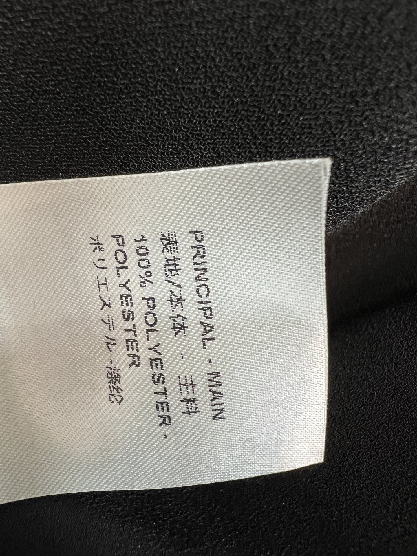 L家 26夏季新款 黑色蝙蝠袖连衣裙 面料垂顺版型大气松弛 蝙蝠袖袖设计温柔飘逸 领口金属点缀 搭配同品