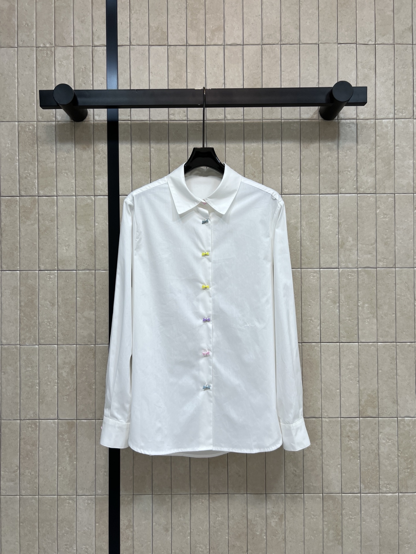 NO:909391,D's 26 new summer style white long-sleeved shirt. Selected high-count cotton fabric. Not easy to wrinkle. Classic lapels are neat and generous. The placket is decorated with macaron colored bow buttons. Gentle and playful. Breaks the monotony of pure white. Low-key embroidered logo on the left. Loose fit and tolerant. It is refreshing and clean when worn alone. Layer with a vest. Jackets are suitable. Can be worn for daily commuting. Full of gentleness. Four sizes in one color. Size/S-M-L-XL,, dior, jackets  & coats,shirts,19860909D家 26夏季新款 白色长袖衬衫 甄选高支棉质面料 不易起皱 经典翻领利落大方 门襟点缀马卡龙彩色蝴蝶结纽扣 温柔俏皮 打破纯白单调 左侧低调刺绣logo 宽松版型包容性强 单穿清爽干净 叠穿马甲 外套都很合适 通勤日常都能穿 温柔感十足 一色四码Size/S-M-L-XL,,dior,jackets & coats,shirts,,Women's clothing