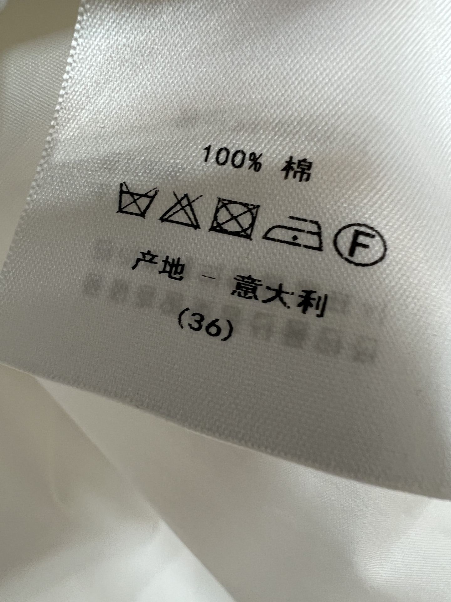 D家 26夏季新款 白色长袖衬衫 甄选高支棉质面料 不易起皱 经典翻领利落大方 门襟点缀马卡龙彩色蝴蝶结