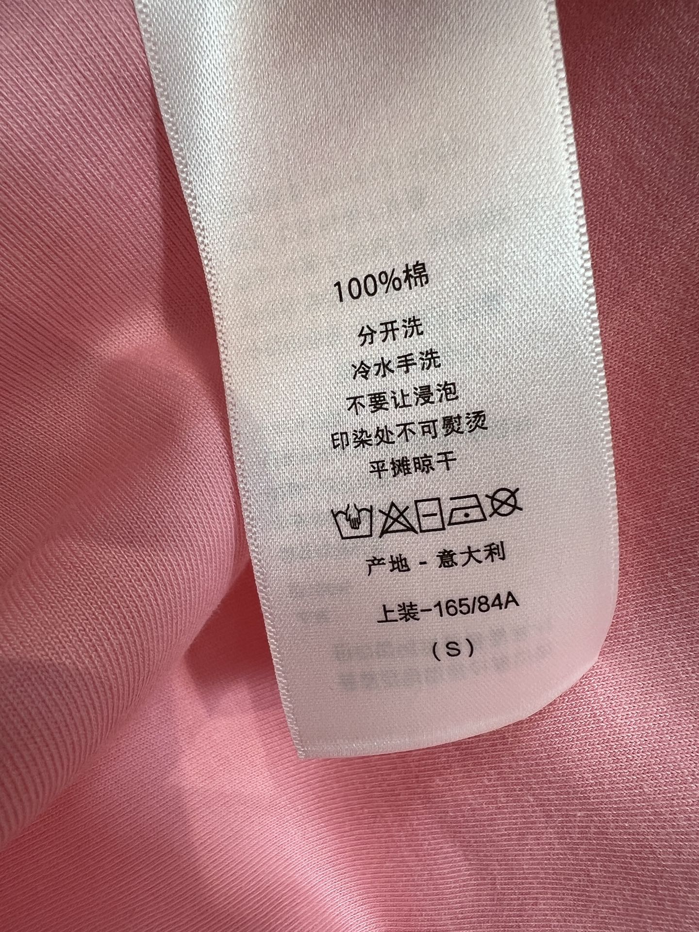 D家 26夏季新款 圆领刺绣短袖T恤 精选软糯纯棉面料 亲肤透气 夏日穿着自在舒适 胸前椭圆形艺术刺绣l