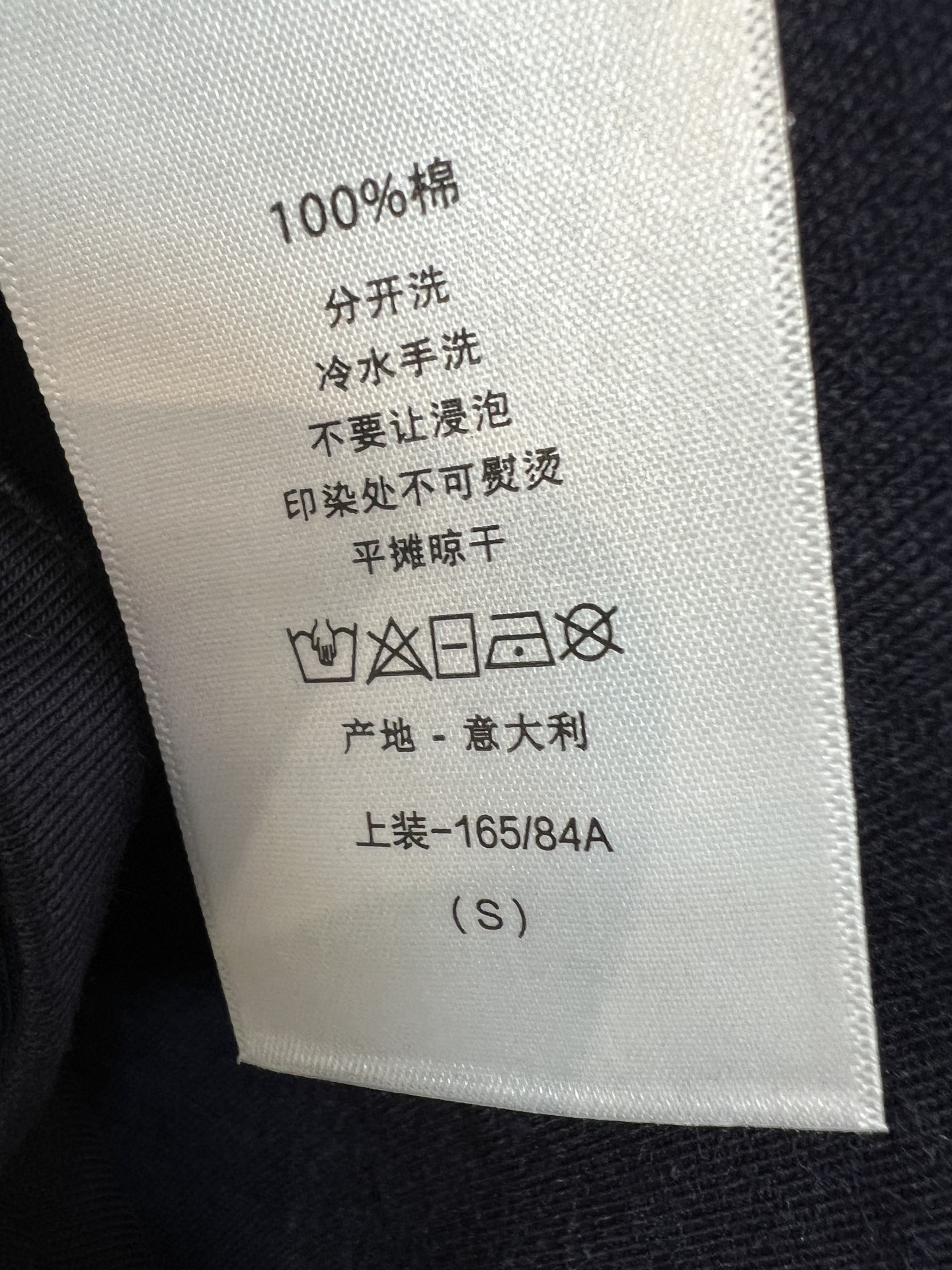 D家 26夏季新款 圆领刺绣短袖T恤 精选软糯纯棉面料 亲肤透气 夏日穿着自在舒适 胸前椭圆形艺术刺绣l