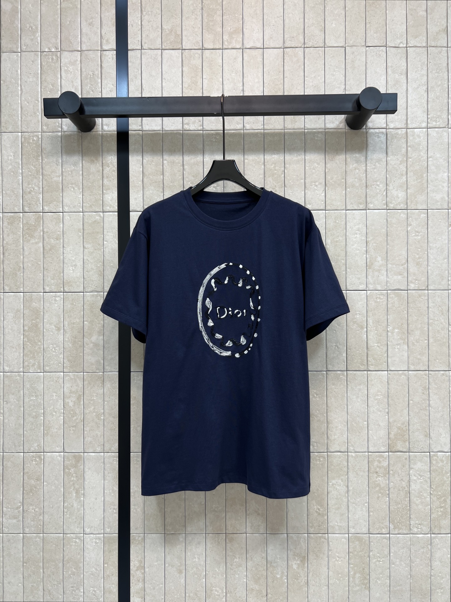 NO:909365,D Home 26 new summer style round neck embroidered short-sleeved T-shirt. Selected soft and waxy pure cotton fabric. Skin-friendly and breathable. Comfortable to wear in summer. Oval artistic embroidered logo on the chest. The brushstrokes are casual and lazy. Loose and straight version. Not picky about body shape. Slim and versatile. Paired with jeans for daily use. Skirt is casual and fashionable. Can be easily used for commuting and outing.  Two colors and three codes Size/S-M-L,,dior,skirts,jeans,T-shirt,tees,t-shirt,19860909D家 26夏季新款 圆领刺绣短袖T恤 精选软糯纯棉面料 亲肤透气 夏日穿着自在舒适 胸前椭圆形艺术刺绣logo 笔触随性慵懒 宽松直筒版型 不挑身材 显瘦百搭 日常搭配牛仔裤 半身裙随性时髦 通勤出游都可以轻松驾驭 两色三码Size/S-M-L,,dior,skirts,jeans,T-shirt,tees，t-shirt,,Women's clothing