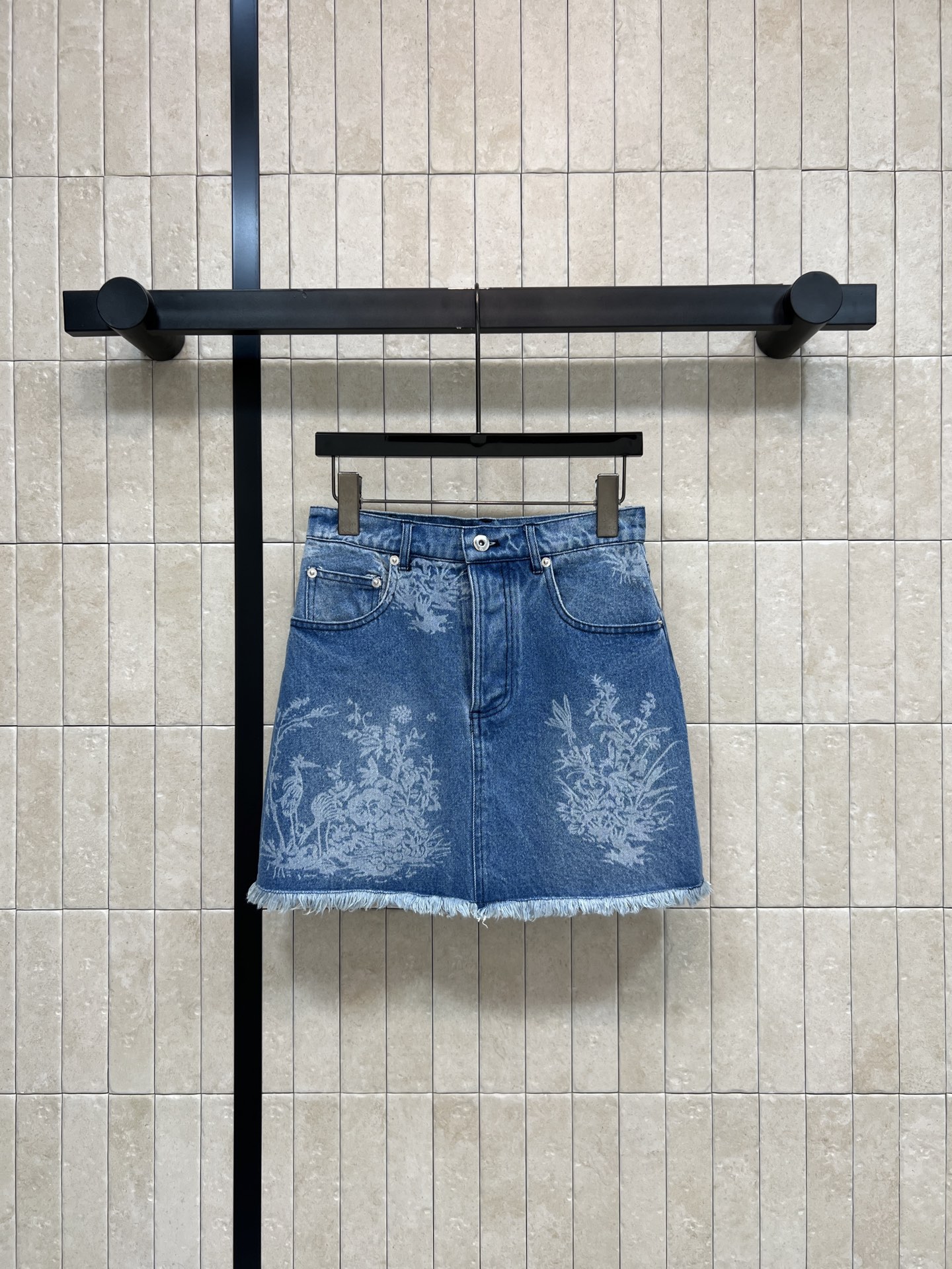 NO:909387,D's new 26 summer style jacquard high-waisted denim skirt. Selected washed denim cotton fabric. Classic A-line shape. High-waisted design cleverly lengthens the leg line. The skirt is simple and elegant with dark patterns of flowers and birds. Retro and elegant. The raw edge of the hem is casual. The classic five-pocket structure is practical and durable. Paired with a simple T-shirt. Knitted sweaters are very fashionable. Everyday is age-reducing and high-end. Four sizes in one color. Size/S-M-L-XL, dior, skirts, tees, t-shirt,19860909D家 26夏季新款 提花高腰牛仔半裙 精选水洗牛仔棉面料 经典A字版型 高腰设计巧妙拉长腿部线条 裙身素雅花鸟暗纹 复古雅致 下摆毛边剪裁随性 经典五袋结构实用耐看 搭配简单T恤 针织衫都十分洋气 日常减龄又高级 一色四码Size/S-M-L-XL,,dior,skirts,tees，t-shirt,,Women's clothing