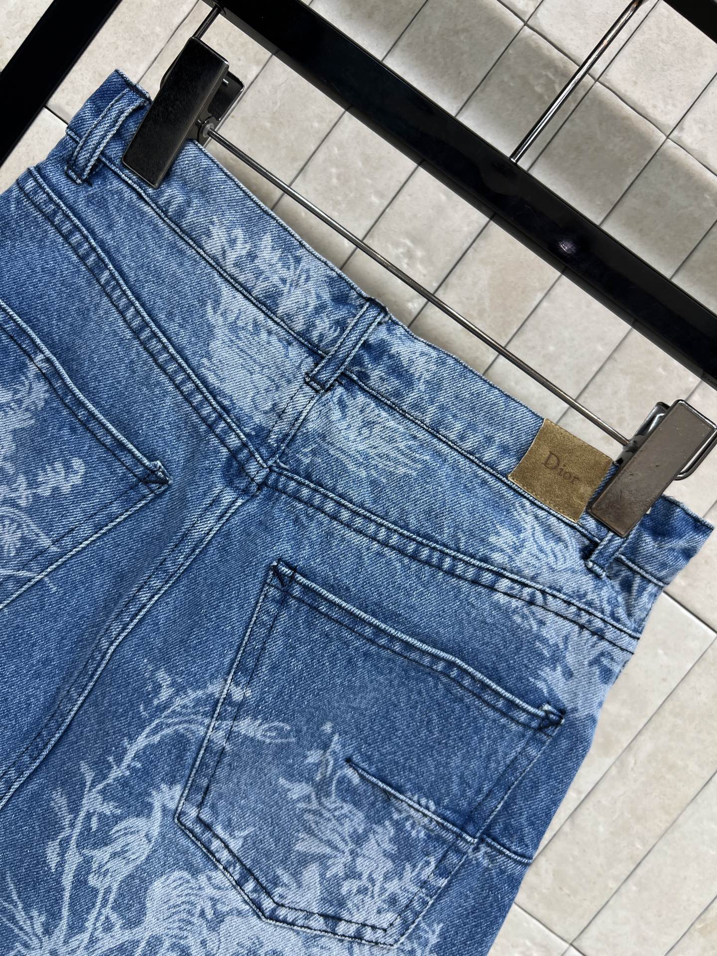 D家 26夏季新款 提花高腰牛仔半裙 精选水洗牛仔棉面料 经典A字版型 高腰设计巧妙拉长腿部线条 裙身素