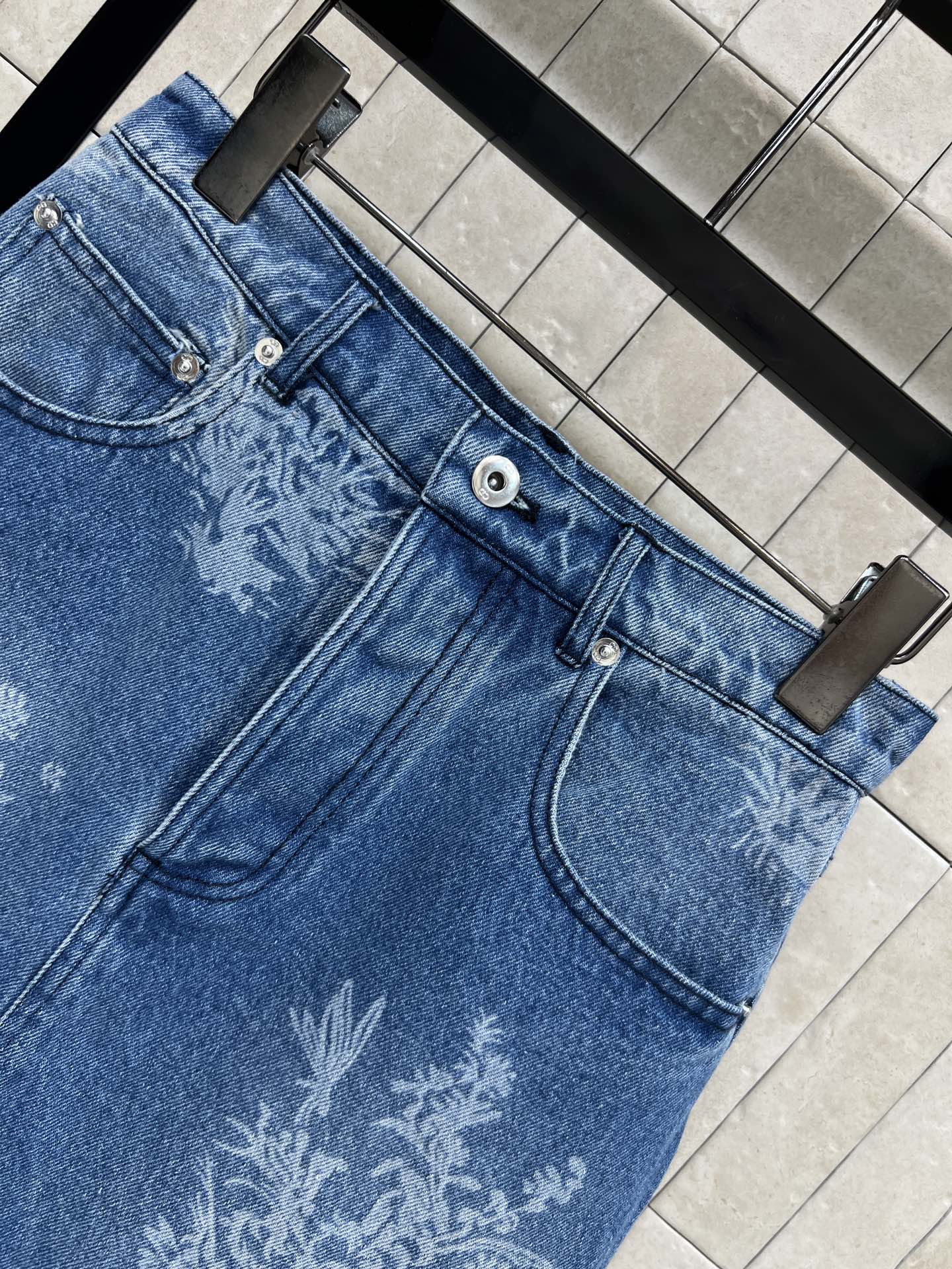 D家 26夏季新款 提花高腰牛仔半裙 精选水洗牛仔棉面料 经典A字版型 高腰设计巧妙拉长腿部线条 裙身素