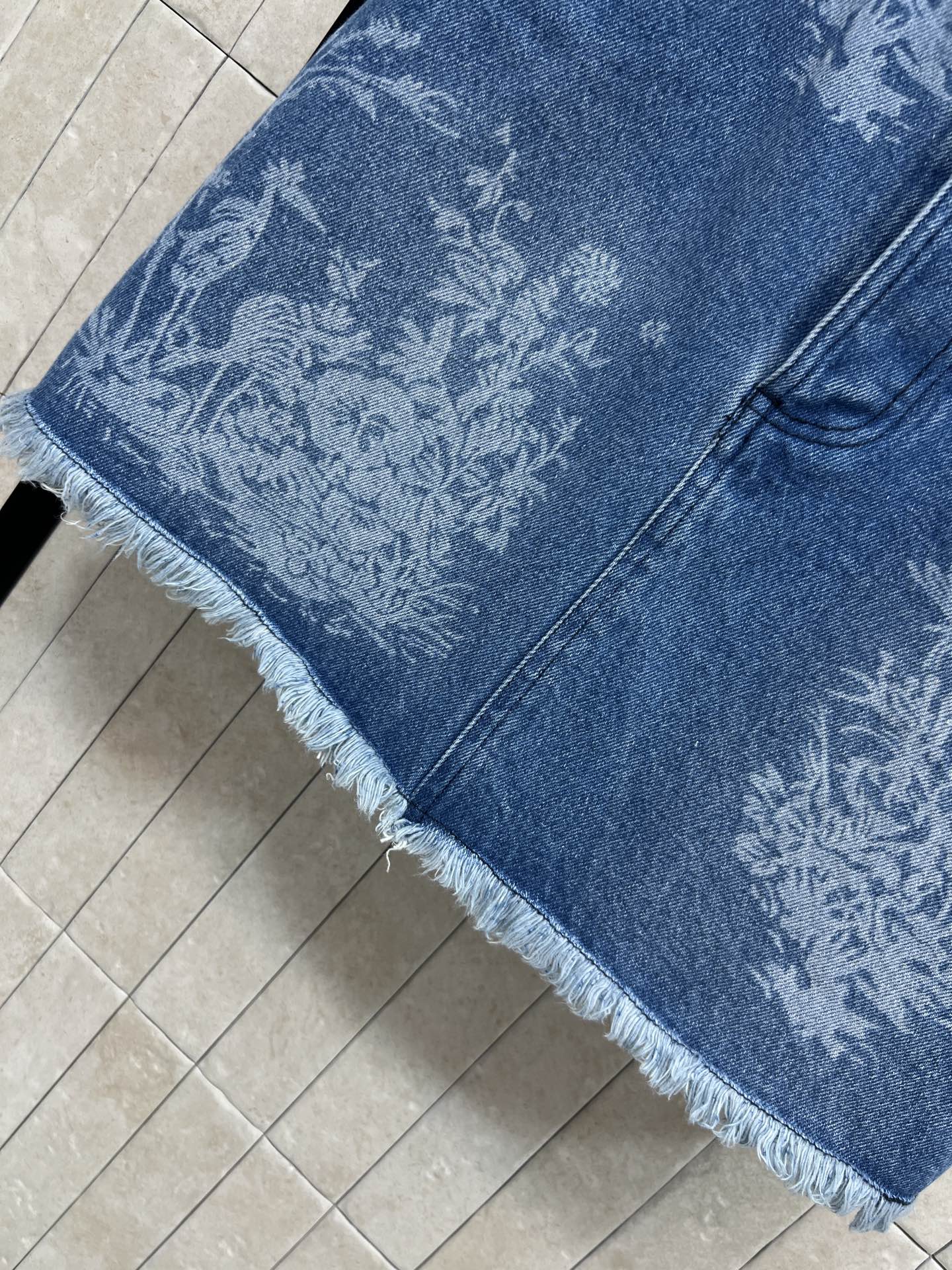 D家 26夏季新款 提花高腰牛仔半裙 精选水洗牛仔棉面料 经典A字版型 高腰设计巧妙拉长腿部线条 裙身素