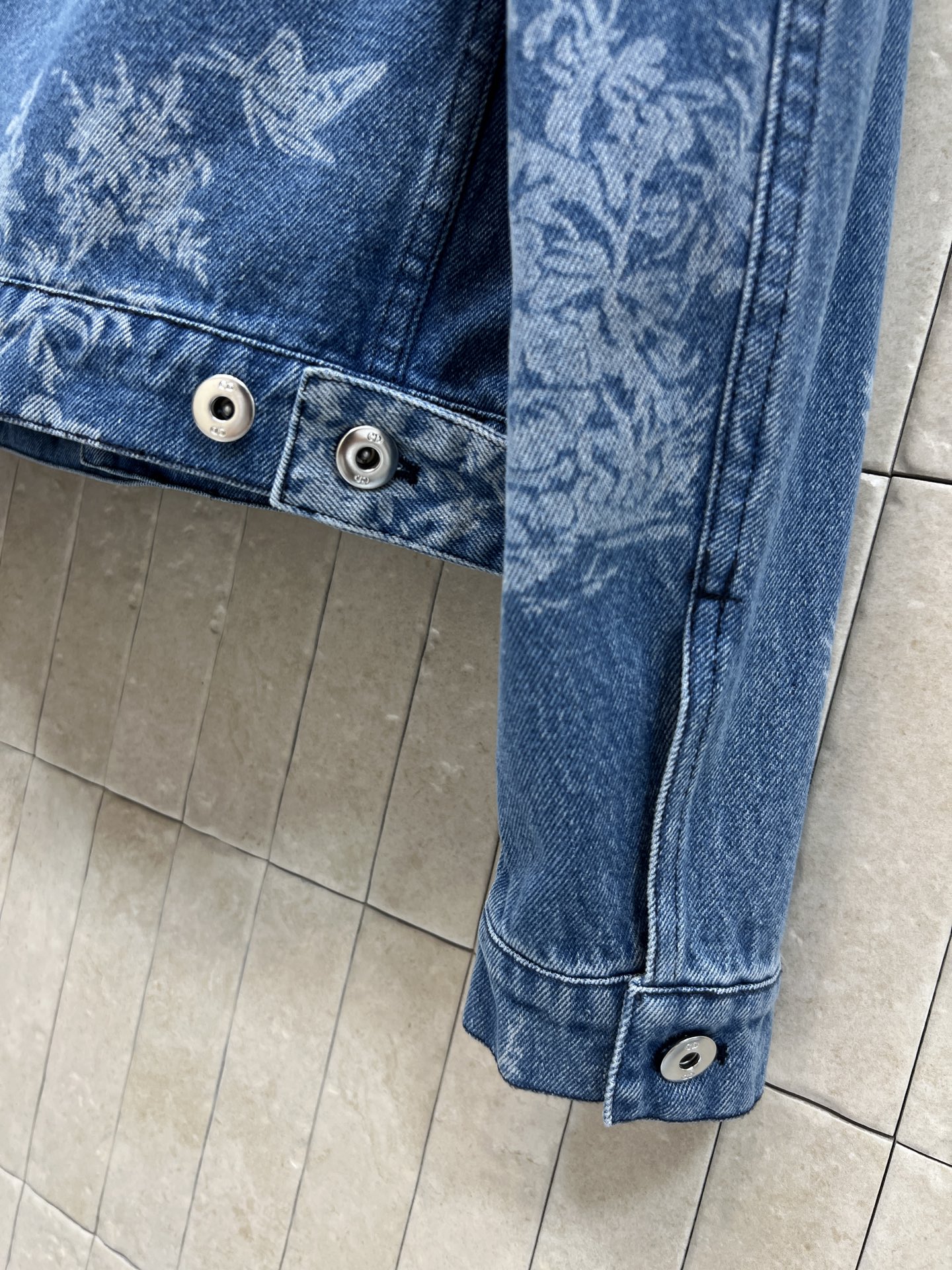 D家 26夏季新款 提花短款牛仔外套 精选水洗牛仔棉面料 质感柔软挺括 素雅花鸟暗纹印花氛围感十足 经典