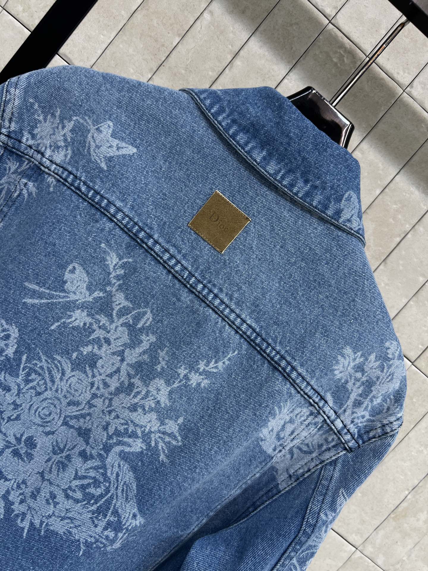 D家 26夏季新款 提花短款牛仔外套 精选水洗牛仔棉面料 质感柔软挺括 素雅花鸟暗纹印花氛围感十足 经典