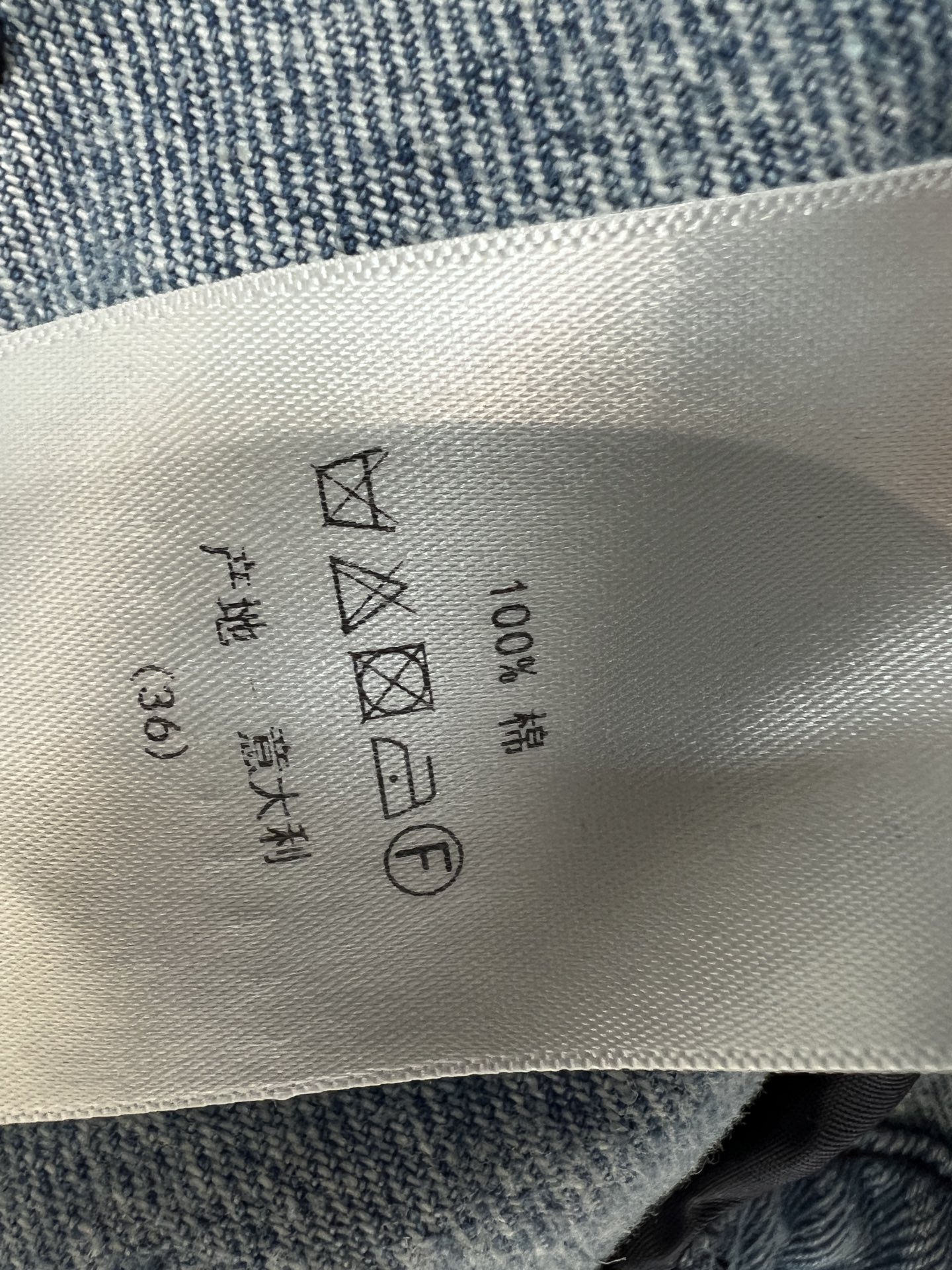 D家 26夏季新款 提花短款牛仔外套 精选水洗牛仔棉面料 质感柔软挺括 素雅花鸟暗纹印花氛围感十足 经典