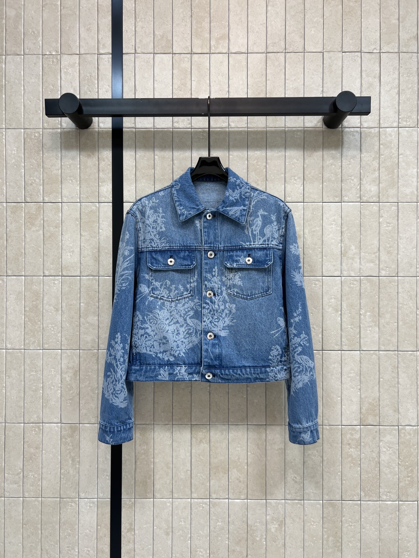 NO:909378,D's 26 new summer style jacquard short denim jacket. Selected washed denim cotton fabric. The texture is soft and crisp. The elegant flower and bird dark pattern print is full of atmosphere. Classic lapel with double pocket design on the chest. The short version raises the waistline and makes you look slimmer and taller. The version is simple and versatile. It is great to wear with dresses and T-shirts. It is fashionable and stylish for daily travel. Four sizes in one color. Size/S-M-L-XL,, dior, skirts, jackets &  coats,tees,t-shirt,19860909D家 26夏季新款 提花短款牛仔外套 精选水洗牛仔棉面料 质感柔软挺括 素雅花鸟暗纹印花氛围感十足 经典翻领搭配胸前双口袋设计 短款版型拉高腰线 显瘦显高挑 版型简约百搭 内搭连衣裙 T恤都很出彩 日常出行时髦又有格调 一色四码Size/S-M-L-XL,,dior,skirts,jackets & coats,tees，t-shirt,,Women's clothing