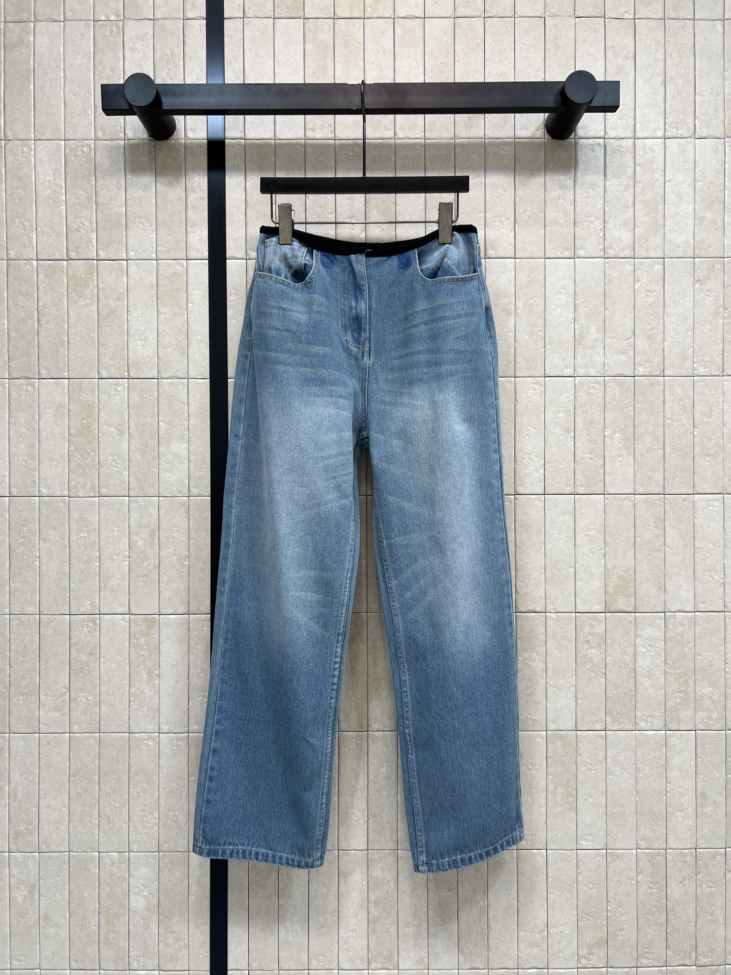 NO:909975,PD Home 26 new summer style high-waisted jeans. Retro washed denim with gradient white texture. Comfortable and breathable. Has a relaxed atmosphere. Contrast color waist with thin black edge design. Comfortable to put on and take off without restricting the abdomen. Simple invisible placket, low-key and attractive. Straight-leg wide-leg pants with outstanding drape. Modify leg shape. Hide leg fat. Suitable for all kinds of tops. Versatile for daily casual wear. Three sizes in one color, Size/S-M-L,,dior,jeans,19860909PD家 26夏季新款 高腰牛仔裤 复古水洗牛仔渐变磨白纹理 舒适透气 自带松弛氛围感 撞色腰头细黑边设计 穿脱舒适不勒腹 简约隐形门襟低调耐看 直筒阔腿裤型垂坠感出众 修饰腿型 藏住腿部赘肉 适配各类上衣 日常休闲穿搭万能款 一色三码Size/S-M-L,,dior,jeans,,Women's clothing
