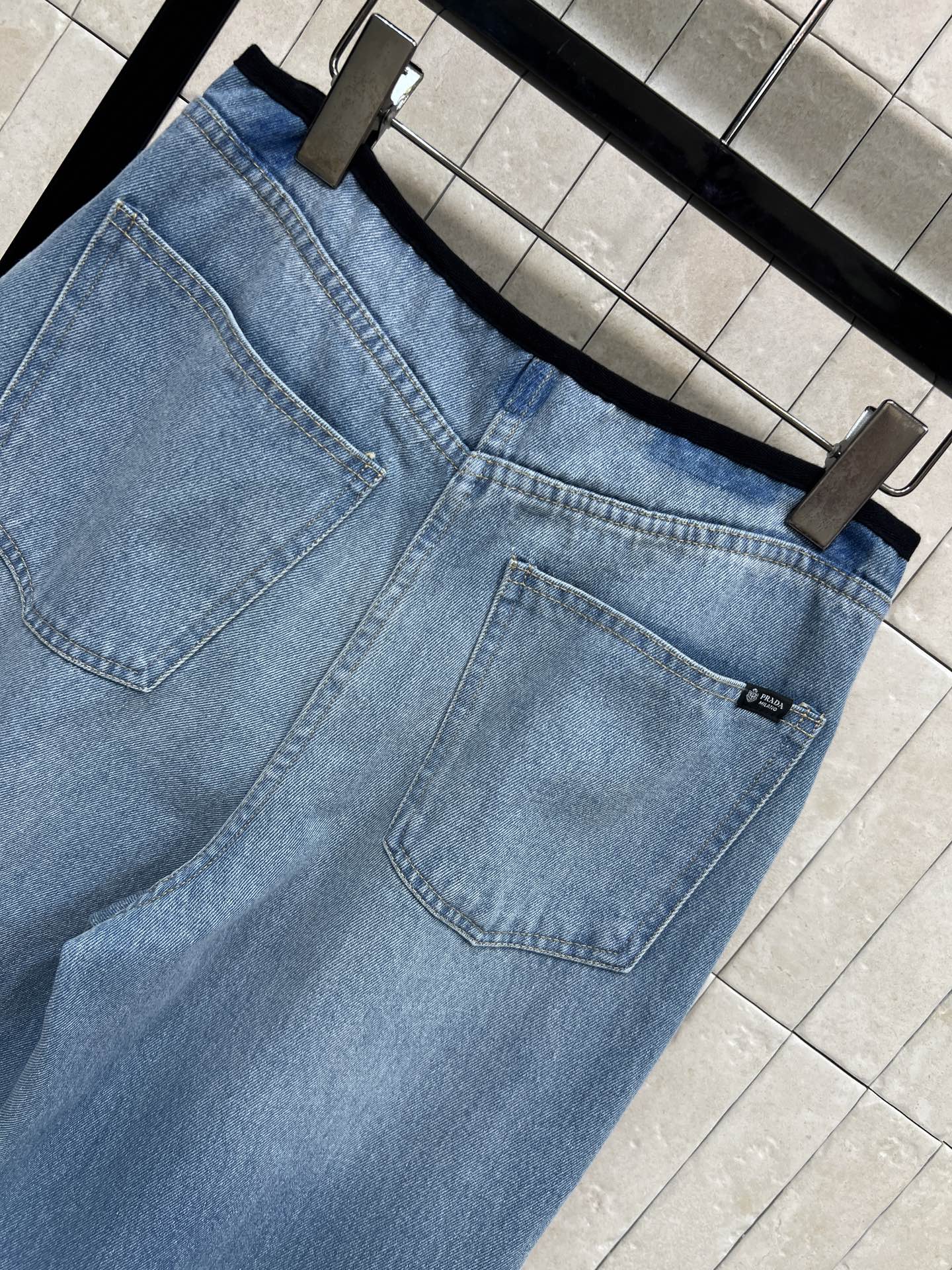 PD家 26夏季新款 高腰牛仔裤 复古水洗牛仔渐变磨白纹理 舒适透气 自带松弛氛围感 撞色腰头细黑边设计
