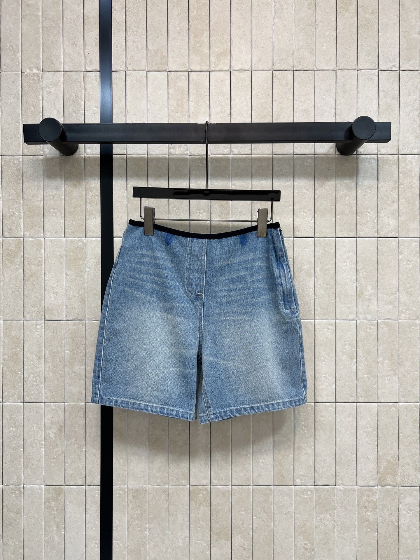 NO:909964,PD Home 26 new summer style high-waisted denim shorts, soft distressed gradient washed denim, full of retro atmosphere, simple seamless side zipper placket design, contrasting thin edges at the waist, low-key finishing point, loose straight A-line version, hides the flesh and makes you look slimmer, modifies the leg lines without picking up the figure, goes well with T-shirts, knitted vests, one color, three sizes, Size/S-M-L,, dior, shorts, tees, t-shirt,19860909PD家 26夏季新款 高腰牛仔五分短裤 柔和做旧渐变水洗牛仔 复古氛围感拉满 简约无痕侧边拉链门襟设计 腰间撞色细边低调点睛 宽松直筒A字版型 藏肉显瘦 修饰腿部线条不挑身材 搭配T恤 针织 马甲都很适配 一色三码Size/S-M-L,,dior,shorts,tees，t-shirt,,Women's clothing