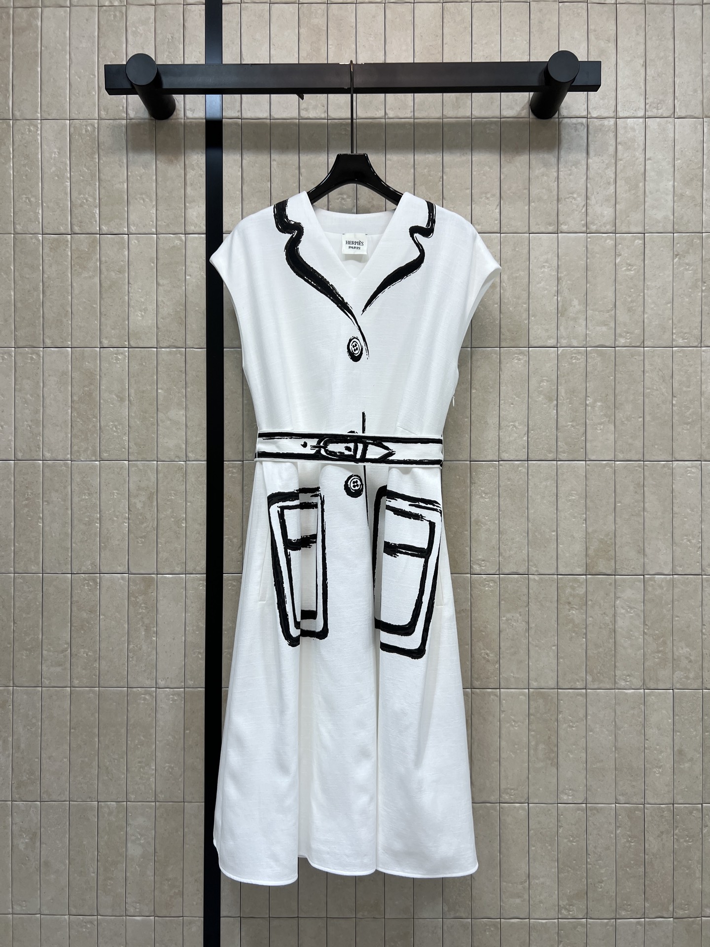 NO:909984,H Home 26 new summer style hand-painted sleeveless waist dress, pure white base with freehand black line printing, full of creativity and high-end artistic sense. Lapel, visual hierarchy is harmonious and exquisite. The same pattern belt cinches the waistline to optimize body proportions. Cotton and linen breathable fabric. A-line mid-length skirt accommodates the body shape. Simple and elegant, can be worn for commuting and vacation, with a unique literary and artistic temperament. Three sizes in one color, Size/S-M-L,,skirts,19860909H家 26夏季新款 手绘无袖收腰连衣裙 纯白底搭配写意黑色线条印花 创意十足充满高级艺术感 翻领 视觉层次和谐精致 同纹样腰带随心收束腰线 优化身材比例 棉麻透气面料 A字中长裙摆包容身形 简约大气 通勤度假都能穿出独特文艺气质 一色三码Size/S-M-L,,skirts,,Women's clothing