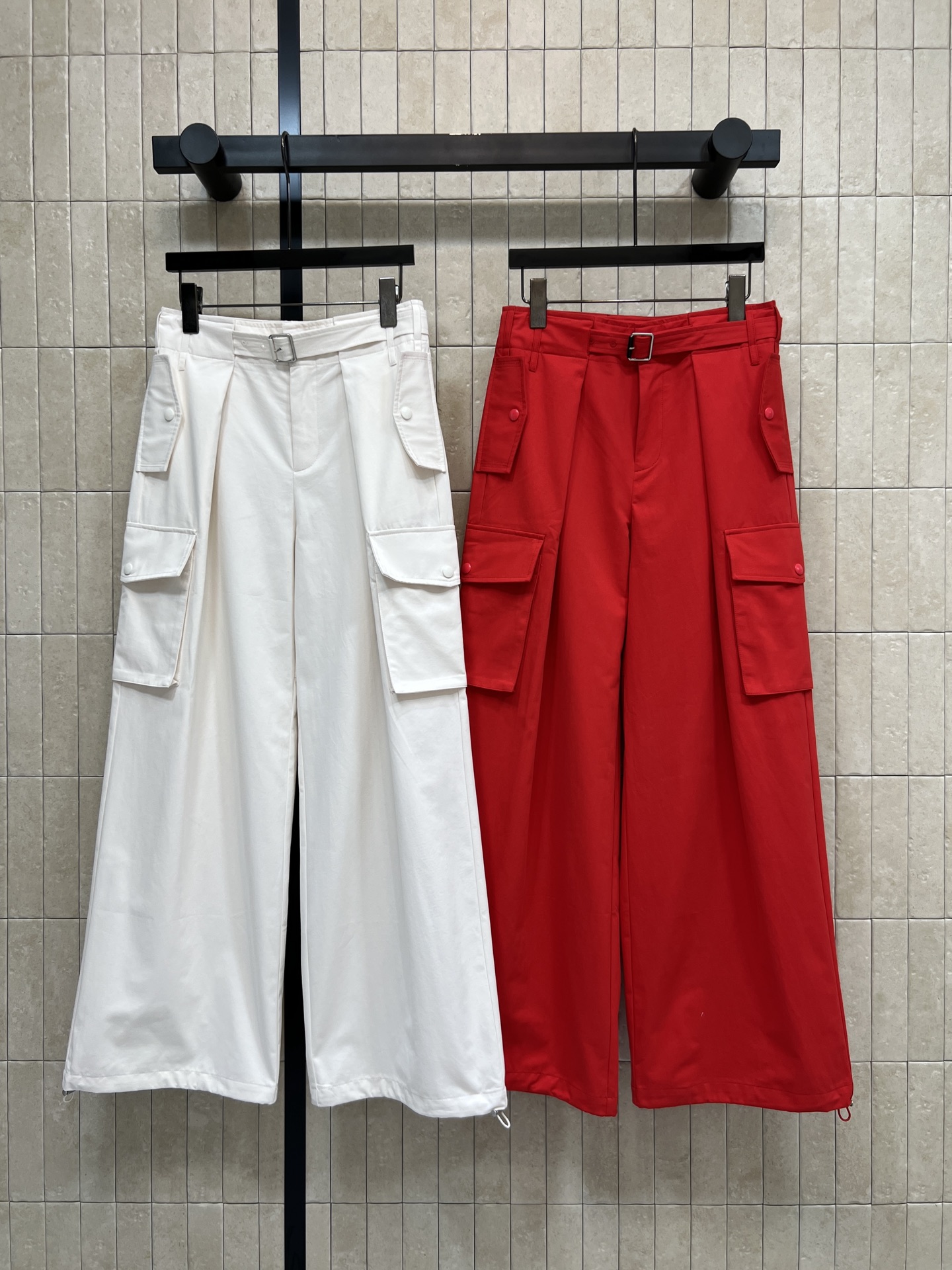 NO:909952,LW Home 26 new summer style work wide-leg trousers, neat and crisp anti-wrinkle cotton fabric, slim and stylish shape, waistband can be adjusted freely, three-dimensional work pocket design, leather logo embellishment on the back waist, hidden drawstring on the trouser legs, can be switched between wide legs and leggings, can be worn with a simple top to create a personalized street wear, fashionable and aura, two colors and three sizes, Size/S-M-L,,19860909LW家 26夏季新款 工装阔腿长裤 利落挺括的抗皱棉质面料 版型垂顺有型 腰带可自由调节腰围 立体工装口袋设计 后腰logo皮牌点缀 裤脚暗藏抽绳 可切换阔腿 束脚两种穿法 搭配简单上衣就能打造个性街头穿搭 时髦又有气场 两色三码Size/S-M-L,,,Women's clothing