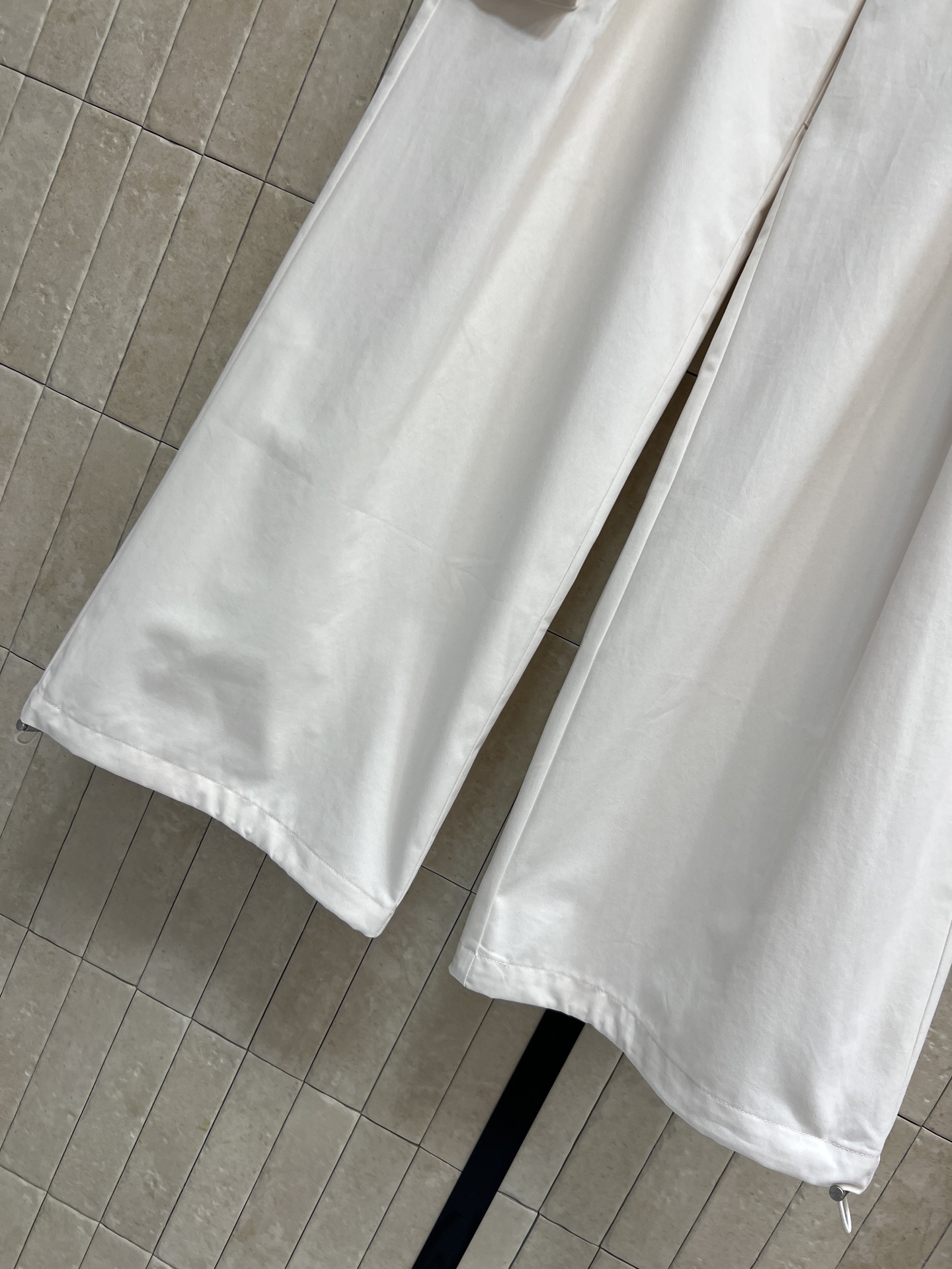 LW家 26夏季新款 工装阔腿长裤 利落挺括的抗皱棉质面料 版型垂顺有型 腰带可自由调节腰围 立体工装口