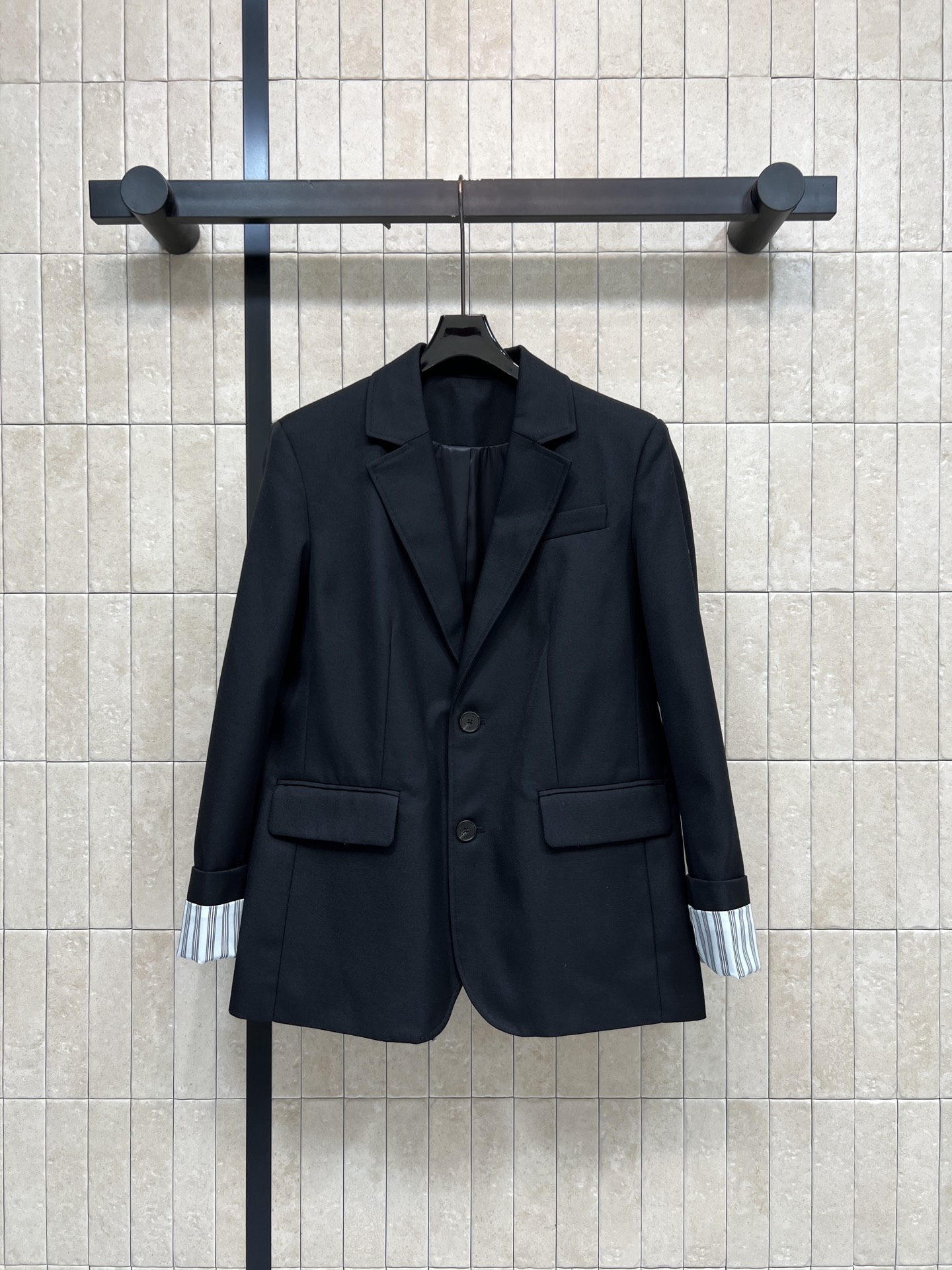 NO:909963,Lw home 26 new summer style black suit jacket. Slim and crisp fabric. Not easy to wrinkle and make the upper body slimmer. Standard notch lapels are simple and elegant. Double-button closure with double-sided flaps. The shape is neat and flattering. Cuff stripe design. The details are exquisite and eye-catching. The loose and slightly dropped shoulders are not flattering. Work with trousers. Can be worn with jeans for daily use. Versatile and with a sense of sophistication. Three sizes in one color. Size/S-M-L,,jackets & coats,business suit,19860909Lw家 26夏季新款 黑色西装外套 垂顺挺括面料 不易起皱上身显瘦 标准平驳领简约大气 双扣开合搭配双侧贴盖 版型利落修饰身形 袖口条纹设计 细节精致耐看 宽松微落肩剪裁不挑身材 通勤搭西裤 日常配牛仔皆可 百搭又自带干练高级感 一色三码Size/S-M-L,,jackets & coats,business suit,,Women's clothing