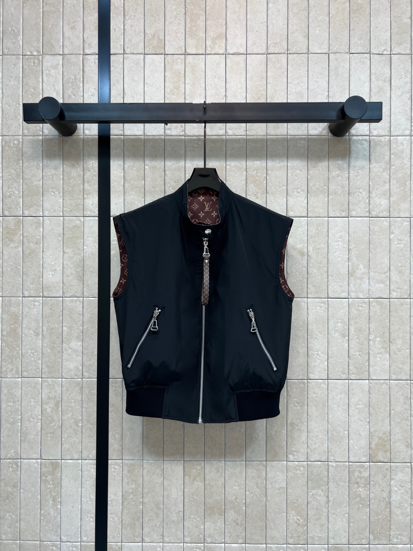 NO:910692,L's 26 new summer model, double-sided vest with stand-up collar, matte black anti-wrinkle fabric on the outside, classic presbyopia printed on the inside, low-key hidden exquisite details, metal zipper with double side zipper pockets, practical and stylish, ribbed hem to modify the body shape, loose fit, no need to choose the inner layer, can be worn alone or layered, one piece of clothing and two wear to unlock a variety of styles, suitable for daily commuting and outdoor travel, four codes in one color, Size/S-M-L-XL,, louis  vuitton,19860909L家 26夏季新款 立领双面马甲 外层哑光黑色抗皱面料 内里满印经典老花 低调暗藏精致细节 金属拉链搭配双侧拉链口袋 实用有型 下摆罗纹收口修饰身形 宽松版型不挑内搭 单穿叠搭皆出彩 一衣两穿解锁多种穿搭风格 日常通勤 户外出行都适配 一色四码Size/S-M-L-XL,,louis vuitton,,Women's clothing