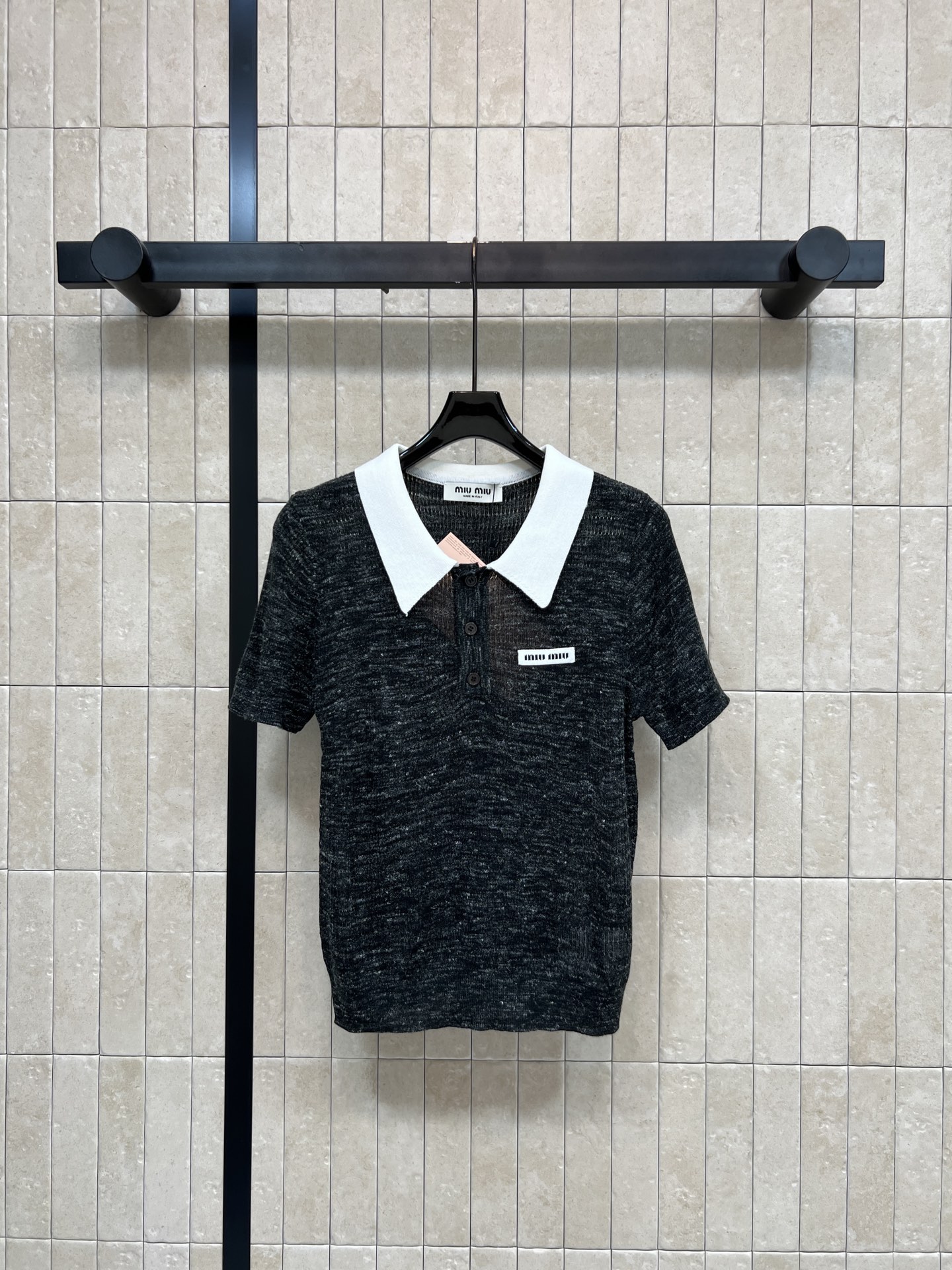 MIU家 26夏季新款 撞色Polo针织短袖 采用天丝尼龙混纺针织面料 经典白色翻领碰撞 门襟三颗纽扣搭