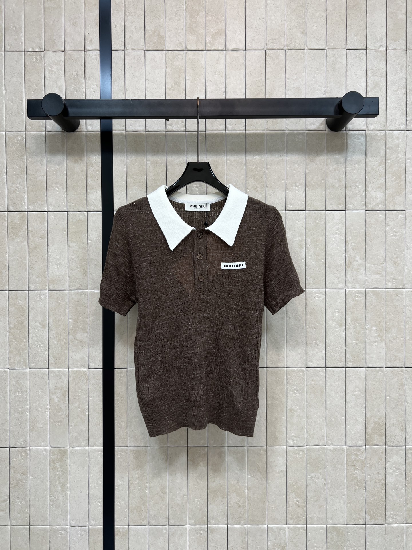 MIU家 26夏季新款 撞色Polo针织短袖 采用天丝尼龙混纺针织面料 经典白色翻领碰撞 门襟三颗纽扣搭