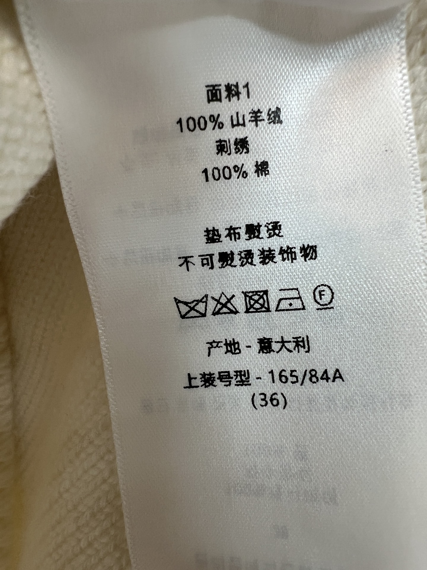 D家 26夏季新款 针织刺绣短袖上衣 采用山羊绒针织面料 点缀立体logo刺绣 胸口精致蜂鸟花环重工绣花