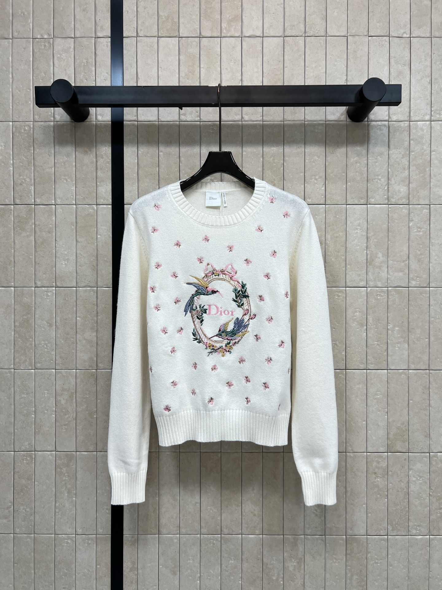 NO:910730,D Home 26 new summer style knitted embroidered long-sleeved top. Made of cashmere knitted fabric. The upper body is skin-friendly and breathable. Three-dimensional pink flowers are scattered on the body. Exquisite hummingbird wreath embroidery color on the chest. Classic round neck with ribbed cuff. Clean and slim fit. Gentle French atmosphere. It looks noble when paired with skirts and trousers. Full of atmosphere for daily wear. Three sizes in one color, Size/S-M-L,, dior, skirts,19860909D家 26夏季新款 针织刺绣长袖上衣 采用山羊绒针织面料 上身亲肤透气 衣身散落立体粉色小花 胸前精致蜂鸟花环刺绣色彩 经典圆领搭配罗纹收口 版型利落修身 温柔法式氛围感拉满 搭配半裙 长裤都很显贵气 日常穿搭氛围感十足 一色三码Size/S-M-L,,dior,skirts,,Women's clothing