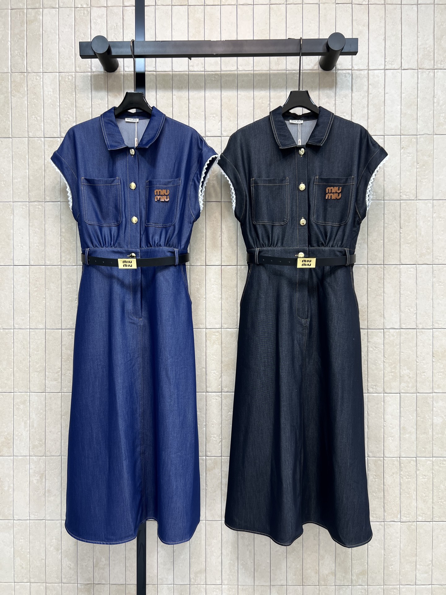 NO:910708,MIU Home 26 new summer style sleeveless long dress made of pure cotton fabric, light and breathable, classic lapels with exquisite lace-edged cuffs to add details, metal buttons on the front, double pockets with leather logo belt, easy to tighten the waistline to optimize the proportions, long version to modify the figure, elegant and versatile for daily commuting, two colors and three codes, Size/S-M-L,,miumiu,skirts,19860909MIU家 26夏季新款 无袖连衣长裙 采用纯棉面料 轻薄透气 经典翻领搭配精致蕾丝包边袖口 增添细节 前襟金属纽扣 双口袋搭配皮质logo腰带 轻松收束腰线优化比例 长款版型修饰身形 日常通勤优雅百搭 两色三码Size/S-M-L,,miumiu,skirts,,Women's clothing