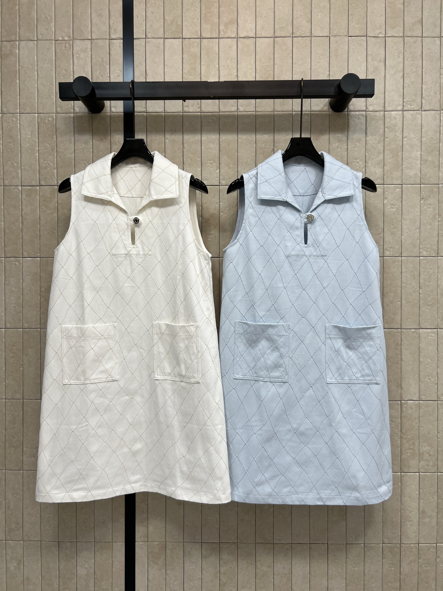 NO:910697,C Home 26 new summer style lapel sleeveless rhombus vest dress. Made of cotton fabric. Three-dimensional rhombus texture all over. Soft and high-end texture. Half-open single button design is neat and casual. Symmetrical pockets on both sides are both beautiful and practical. The loose straight version accommodates various body shapes. It is not picky. It is suitable for daily commuting and weekend outings. Two colors and three sizes, Size/S-M-L,,chanel,skirts,19860909C家 26夏季新款 翻领无袖菱格背心裙 采用棉质面料 通体立体菱格肌理 质感柔和高级 半开襟单颗纽扣设计利落随性 两侧对称口袋兼顾美观与实用性 宽松直筒版型包容各种身形 不挑身材 日常通勤 周末出游都很合适 两色三码Size/S-M-L,,chanel,skirts,,Women's clothing