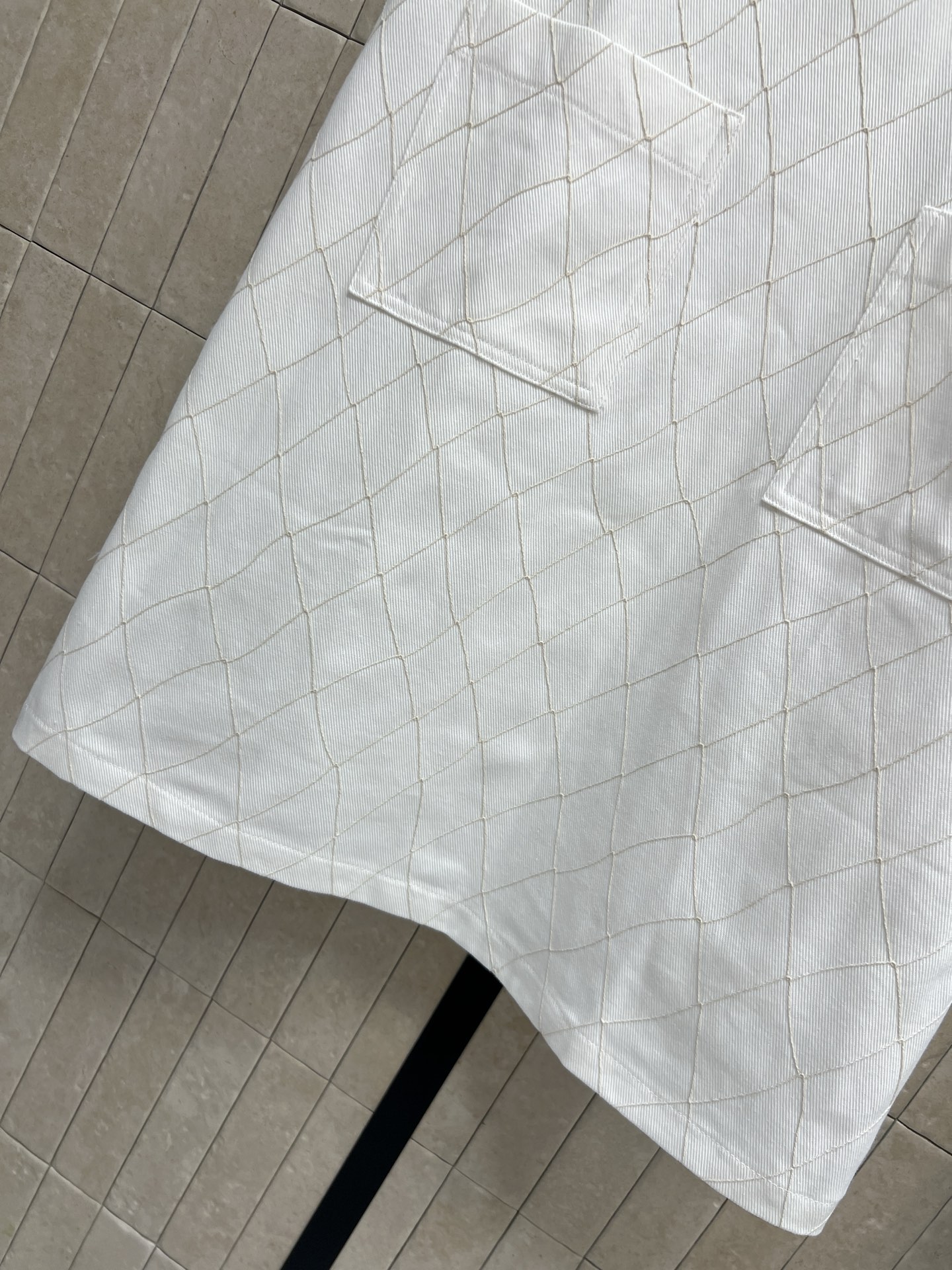 C家 26夏季新款 翻领无袖菱格背心裙 采用棉质面料 通体立体菱格肌理 质感柔和高级 半开襟单颗纽扣设计