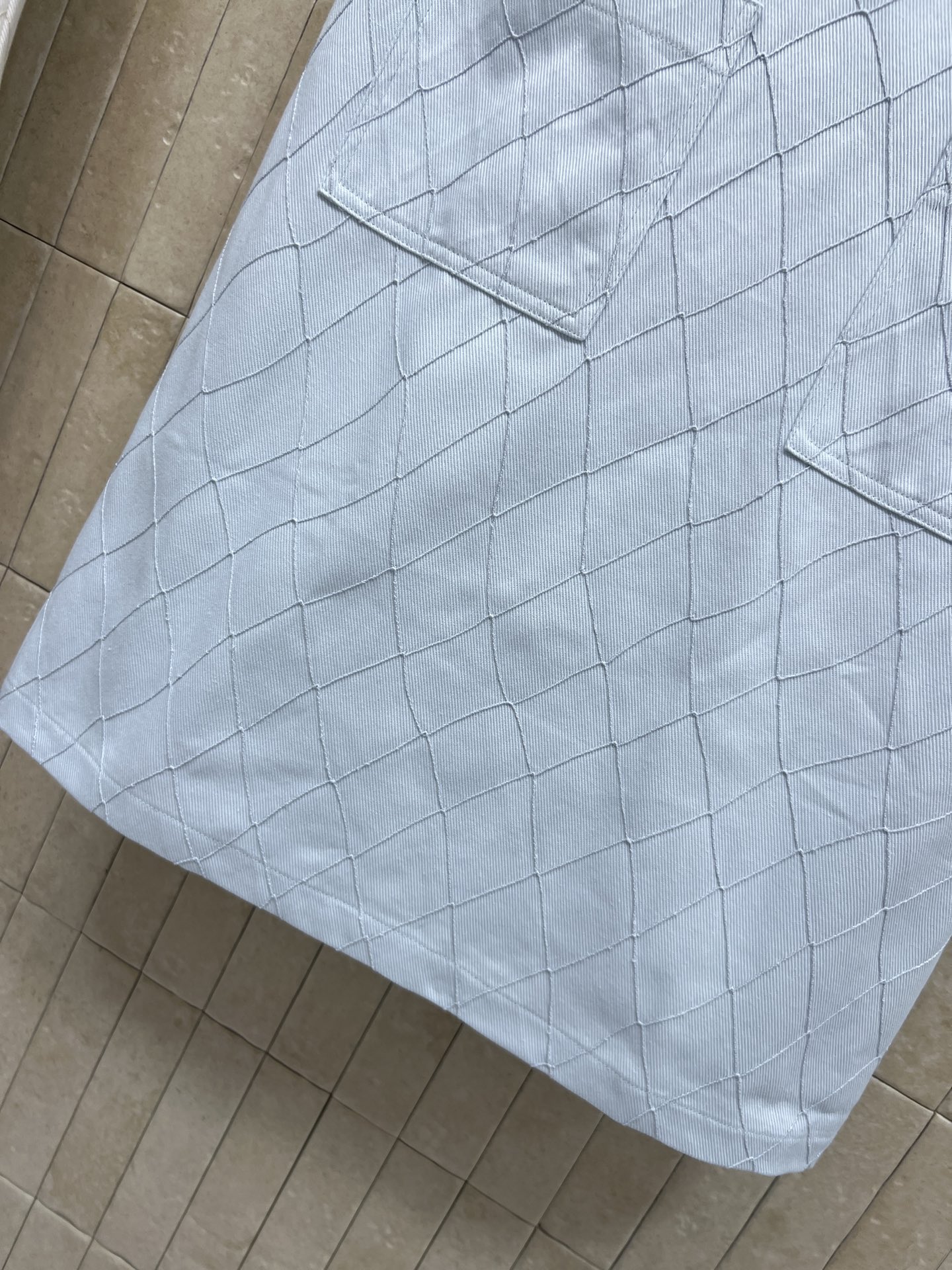 C家 26夏季新款 翻领无袖菱格背心裙 采用棉质面料 通体立体菱格肌理 质感柔和高级 半开襟单颗纽扣设计