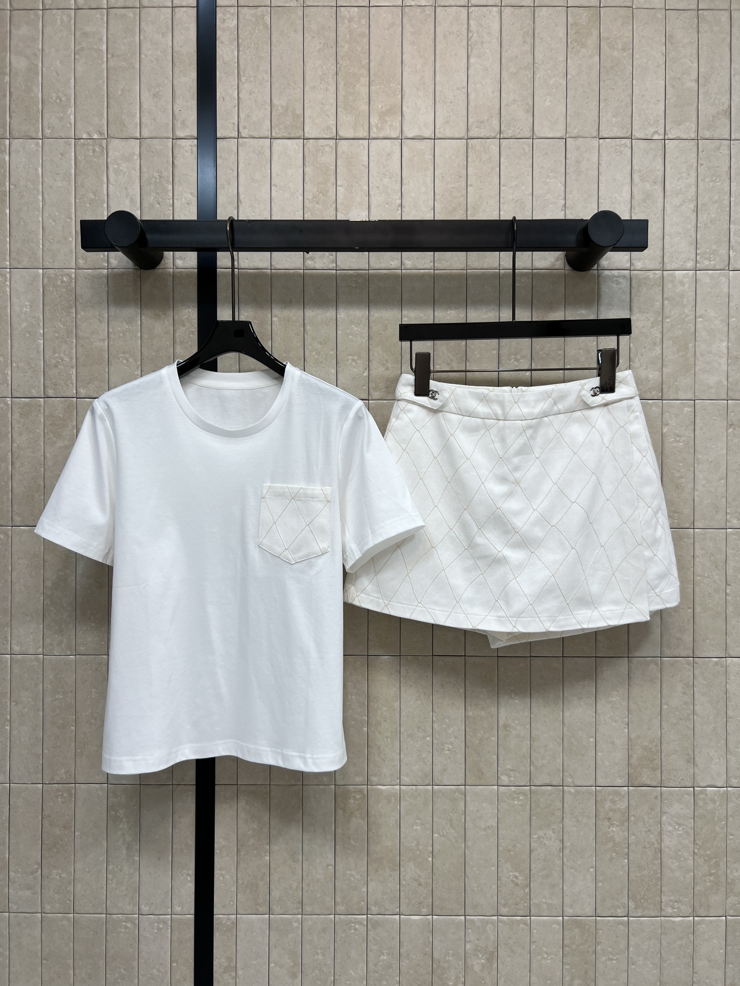 NO:910778,C Home 26 new summer style diamond short-sleeved suit, white T + high-waisted culottes. The chest pocket is decorated with exclusive diamond patterns and cleverly echoes the bottoms. The details are full of atmosphere. The cotton fabric is soft and skin-friendly. The upper body is comfortable and breathable. The color is gentle and clean. The high-waist skirt optimizes the proportion of the legs. It is suitable for daily outings and commuting appointments. Two colors and three codes, Size/S-M-L,, chanel, skirts, T-shirt,19860909C家 26夏季新款 菱格短袖套装 白T+高腰裤裙 胸前口袋点缀专属菱格纹路 和下装巧妙呼应 细节氛围感拉满 棉质面料柔软亲肤 上身舒适透气 颜色温柔干净 高腰短裙优化腿部比例 日常出街 通勤约会都很适配 两色三码Size/S-M-L,,chanel,skirts,T-shirt,,Women's clothing