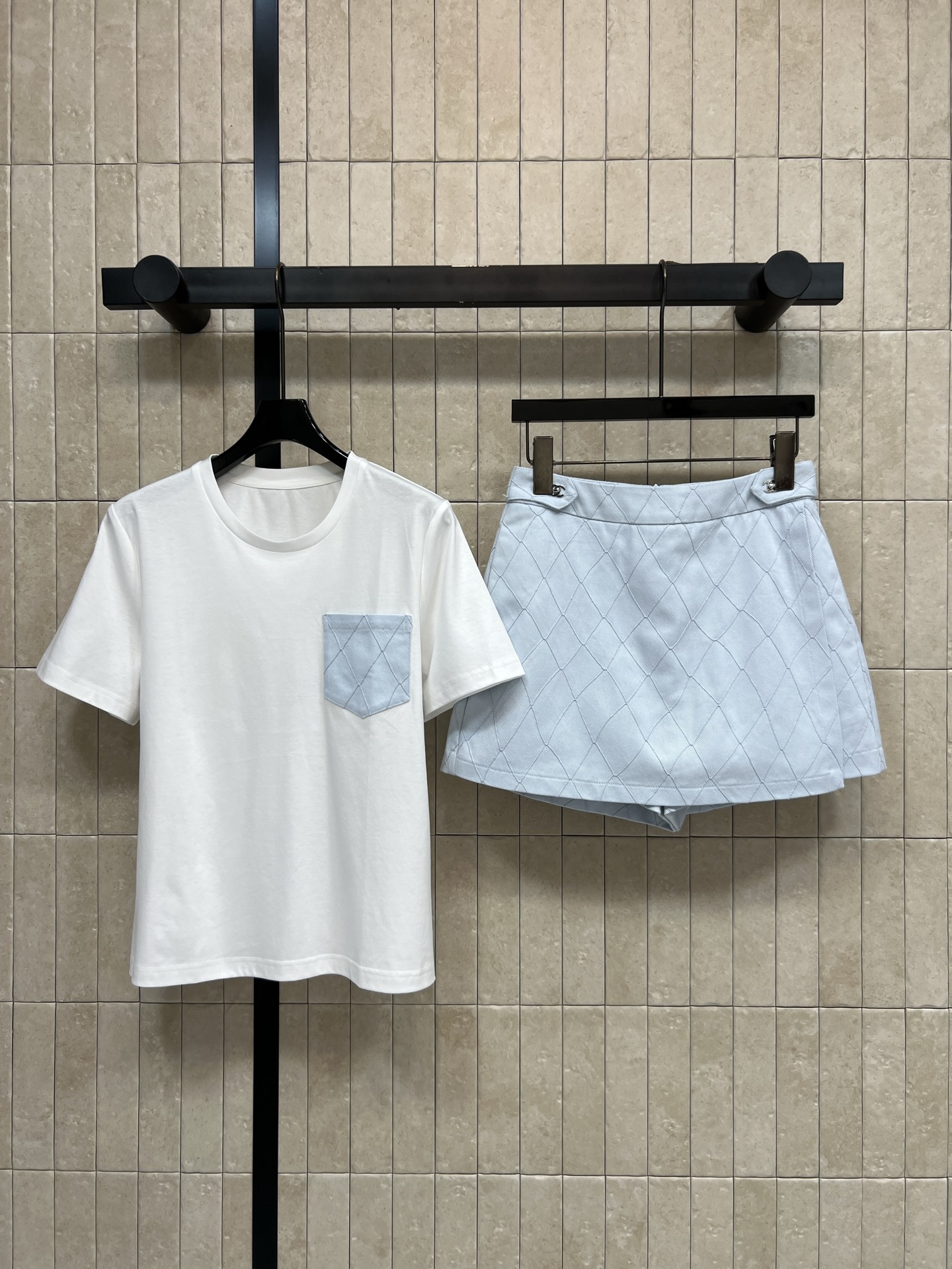 NO:910770,C Home 26 new summer style diamond short-sleeved suit, white T + high-waisted culottes. The chest pocket is decorated with exclusive diamond patterns and cleverly echoes the bottoms. The details are full of atmosphere. The cotton fabric is soft and skin-friendly. The upper body is comfortable and breathable. The color is gentle and clean. The high-waist skirt optimizes the proportion of the legs. It is suitable for daily outings and commuting appointments. Two colors and three codes, Size/S-M-L,, chanel, skirts, T-shirt,19860909C家 26夏季新款 菱格短袖套装 白T+高腰裤裙 胸前口袋点缀专属菱格纹路 和下装巧妙呼应 细节氛围感拉满 棉质面料柔软亲肤 上身舒适透气 颜色温柔干净 高腰短裙优化腿部比例 日常出街 通勤约会都很适配 两色三码Size/S-M-L,,chanel,skirts,T-shirt,,Women's clothing
