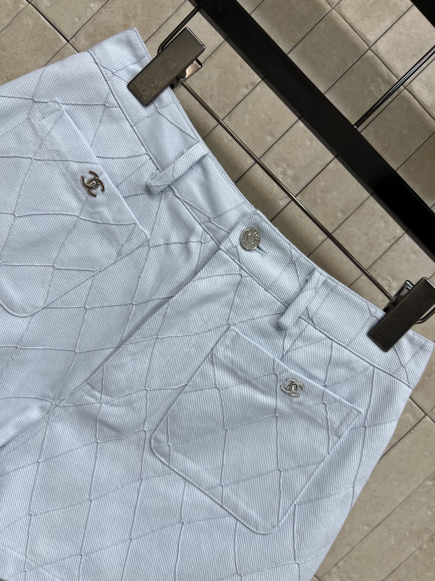 C家 26夏季新款 菱格马甲套装 翻领马甲+高腰短裤 立体菱格走线 肌理感十足 翻领无袖马甲利落短款 同