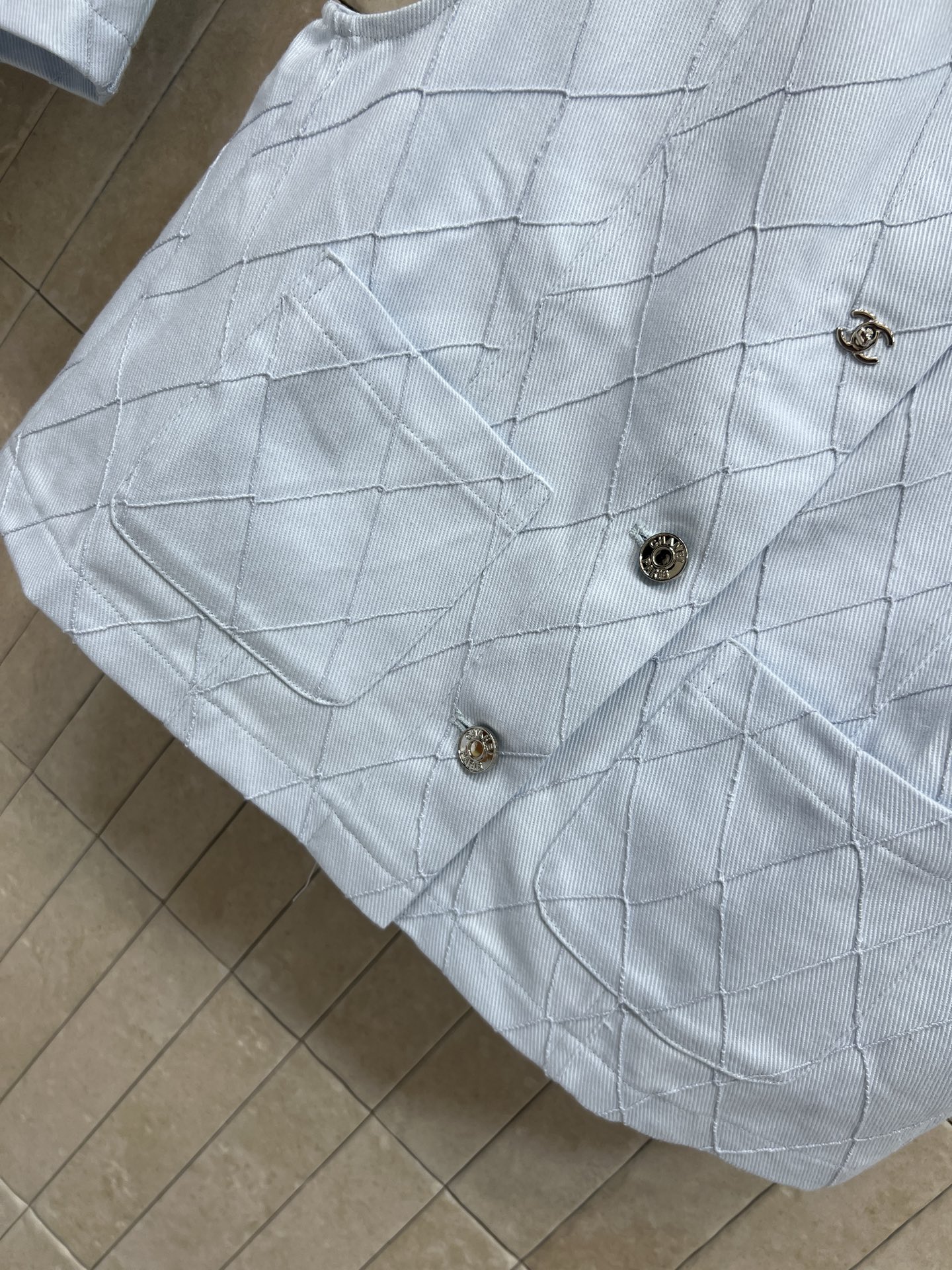 C家 26夏季新款 菱格马甲套装 翻领马甲+高腰短裤 立体菱格走线 肌理感十足 翻领无袖马甲利落短款 同
