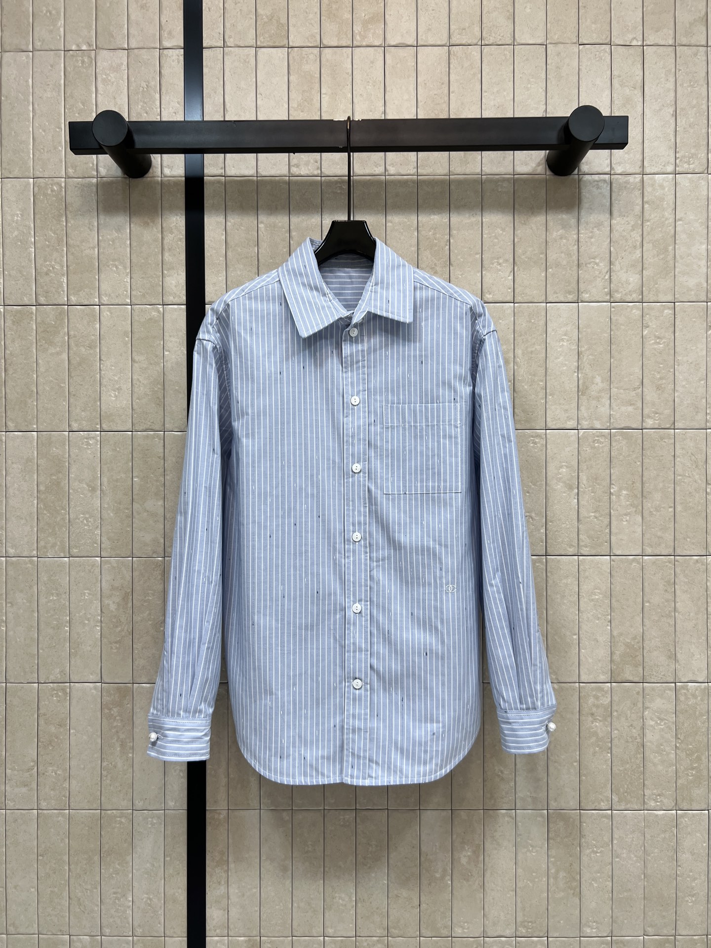 NO:911495,C Home 26 new summer style blue and white striped long-sleeved shirt Made of cotton blended fabric with fine dark spots, simple and hidden detail texture, classic lapel with single pocket, pearl button design on cuffs, perfect sense of detail, loose and neat fit, not picky about body shape, clean and gentle to wear alone for daily commuting, arc hem modifies the figure, suitable for commuting, leisure and outing, three sizes in one color, Size/S-M-L,,chanel,shirts,19860909C家 26夏季新款 蓝白条纹长袖衬衫 采用棉质混纺面料 自带细碎暗点 简约中暗藏细节质感 经典翻领搭配单口袋 袖口珍珠纽扣设计 细节感满分 版型宽松利落 不挑身形 日常通勤单穿干净温柔 圆弧下摆修饰身形 通勤 休闲 出游都适配 一色三码Size/S-M-L,,chanel,shirts,,Women's clothing