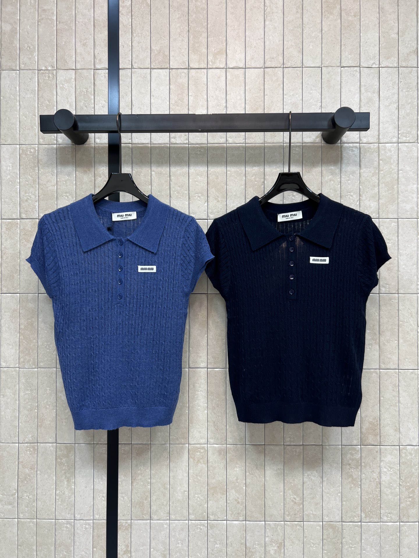 NO:911487,MIU Home 26 new summer style Polo collar knitted short sleeves. Made of wool knitted fabric. It is soft and skin-friendly, comfortable and has its own texture. The half-open button design is casual and relaxed. The small cloth mark on the chest adds exquisite recognition. The neat little flying sleeves modify the arm lines. It is refreshing and gentle when worn alone. It looks great when paired with skirts and jeans. It is easy to create a French preppy style daily wear.  Two colors and three codes Size/S-M-L,,miumiu,skirts,jeans,T-shirt,19860909MIU家 26夏季新款 Polo领针织短袖 采用羊毛针织面料 软糯亲肤舒适自带质感 半开襟纽扣设计随性松弛 胸口小布标增添精致辨识度 利落小飞袖修饰手臂线条 单穿清爽温柔 搭配半裙 牛仔裤都很出彩 轻松打造法式学院风日常穿搭 两色三码Size/S-M-L,,miumiu,skirts,jeans,T-shirt,,Women's clothing