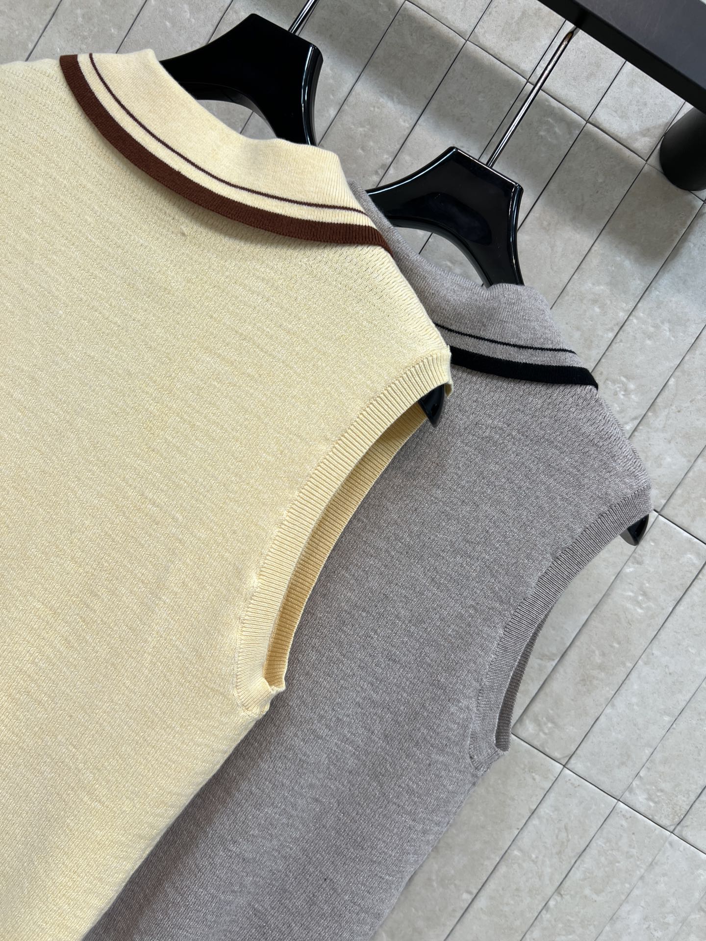 MIU家 26夏季新款 polo领针织马甲 采用山羊绒针织面料 撞色条纹勾勒领口 口袋与下摆 胸口log