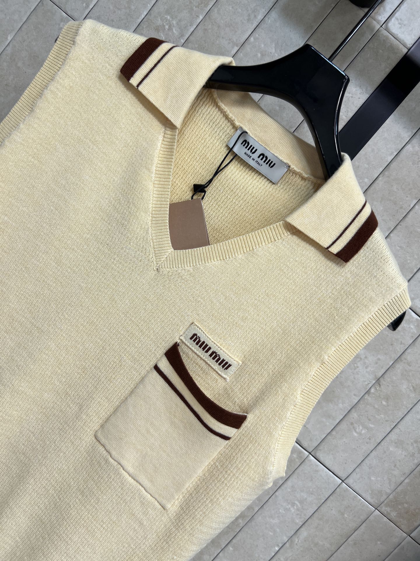 MIU家 26夏季新款 polo领针织马甲 采用山羊绒针织面料 撞色条纹勾勒领口 口袋与下摆 胸口log