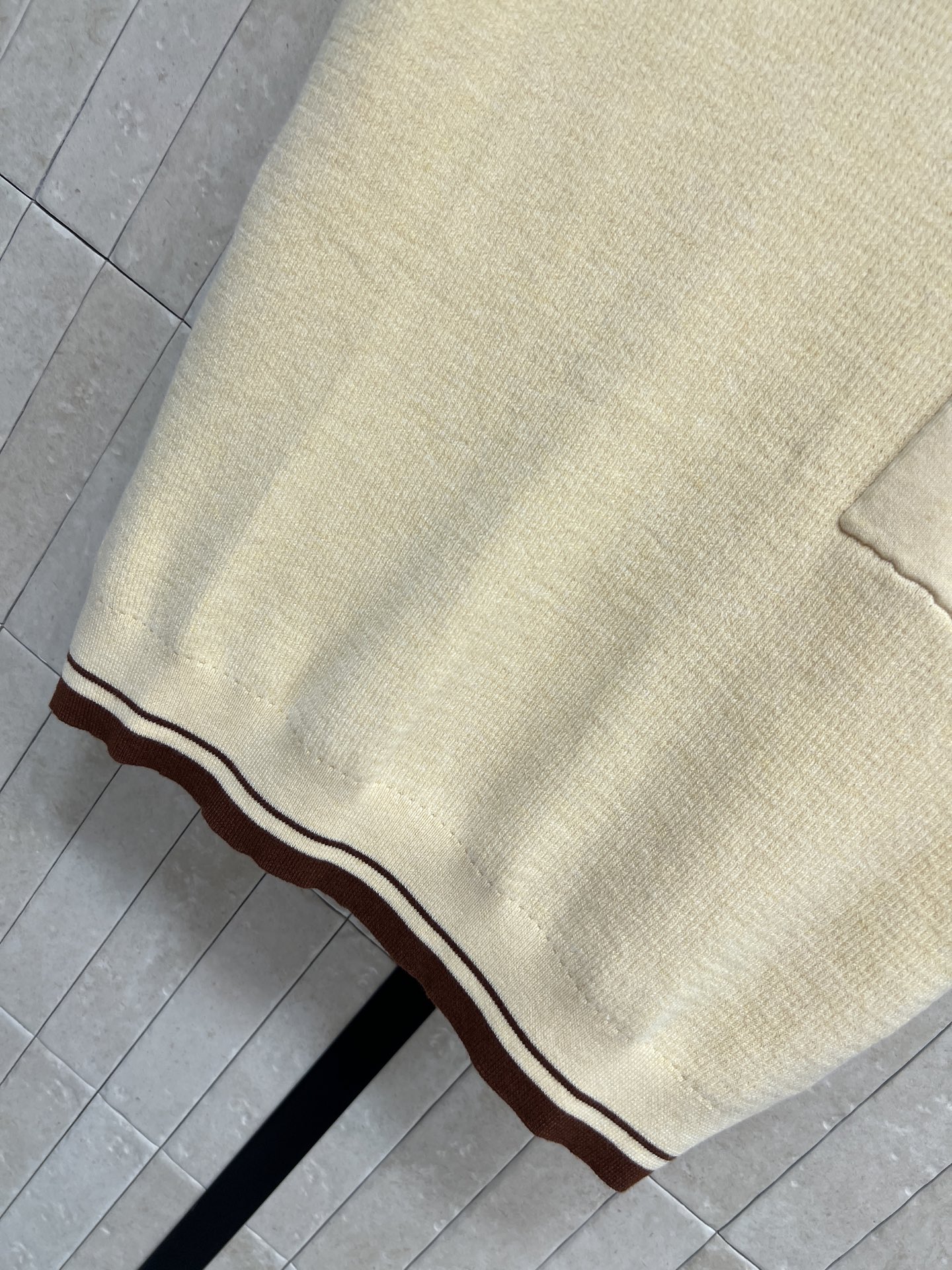 MIU家 26夏季新款 polo领针织马甲 采用山羊绒针织面料 撞色条纹勾勒领口 口袋与下摆 胸口log