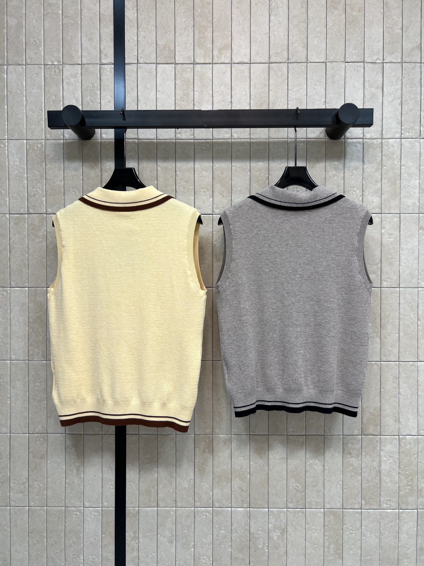 MIU家 26夏季新款 polo领针织马甲 采用山羊绒针织面料 撞色条纹勾勒领口 口袋与下摆 胸口log