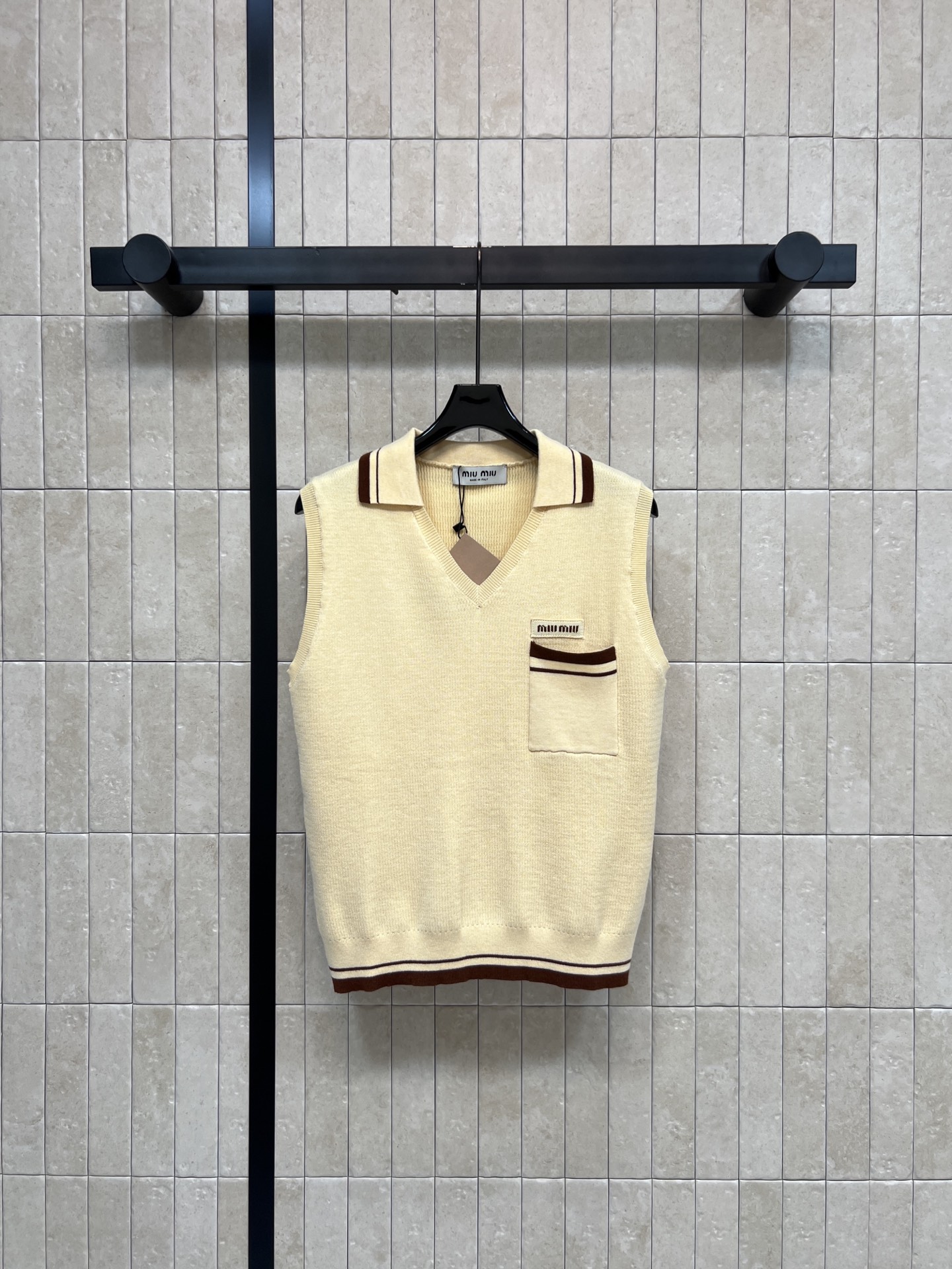 MIU家 26夏季新款 polo领针织马甲 采用山羊绒针织面料 撞色条纹勾勒领口 口袋与下摆 胸口log
