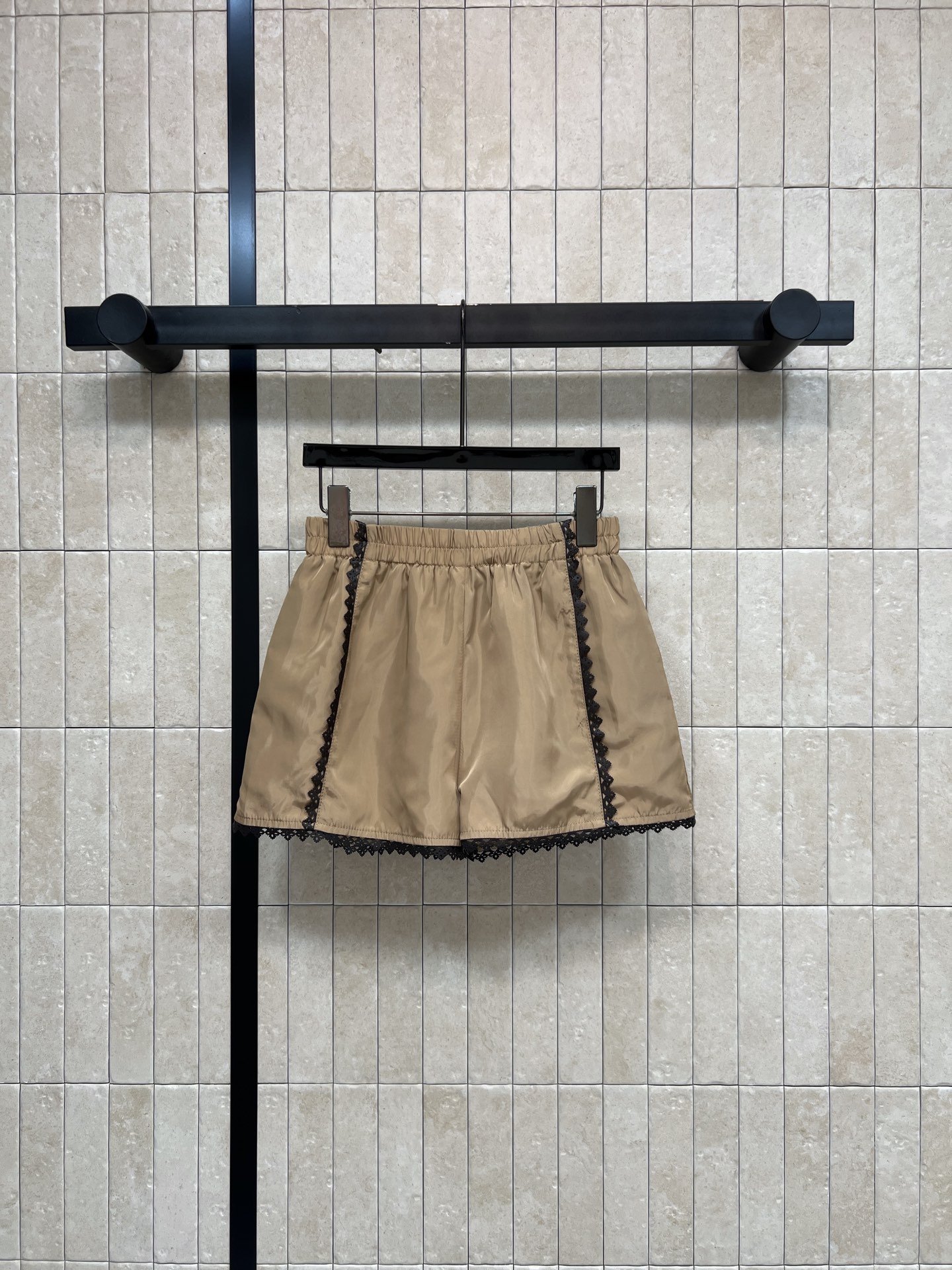 NO:911450,L's 26 new summer style high-waisted lace shorts with elastic waist design, no constraint on the figure, exquisite black lace hem contrasting colors on the sides and trouser legs to enhance the sense of sophistication, smooth drape fabric, breathable and refreshing, suitable for daily commuting and home leisure. The loose version hides the flesh and makes you slim. It looks great with T-shirts, suspenders and shirts. It is easy to create a lazy and gentle outfit. Two colors and four sizes, Size/S-M-L-XL,, louis  vuitton,shorts,shirts,tees,t-shirt,19860909L家 26夏季新款 高腰花边短裤 自带松紧腰设计 不挑身材无束缚 侧边与裤脚精致黑色蕾丝锁边撞色提升精致感 顺滑垂坠面料透气清爽 日常通勤 居家休闲都适配 宽松版型藏肉显瘦 搭配T恤 吊带 衬衫都很出彩 轻松打造慵懒温柔穿搭 两色四码Size/S-M-L-XL,,louis vuitton,shorts,shirts,tees，t-shirt,,Women's clothing