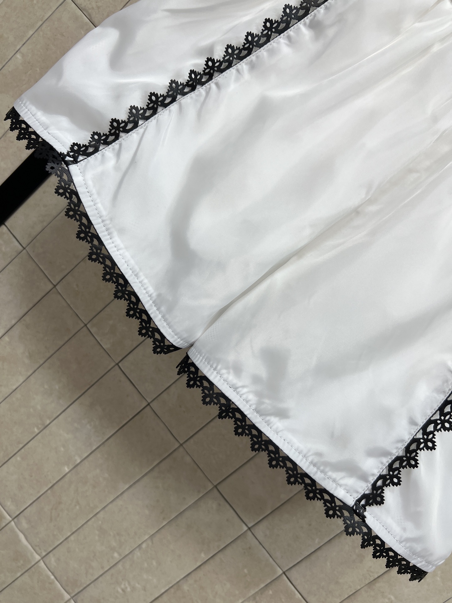 L家 26夏季新款 高腰花边短裤 自带松紧腰设计 不挑身材无束缚 侧边与裤脚精致黑色蕾丝锁边撞色提升精致