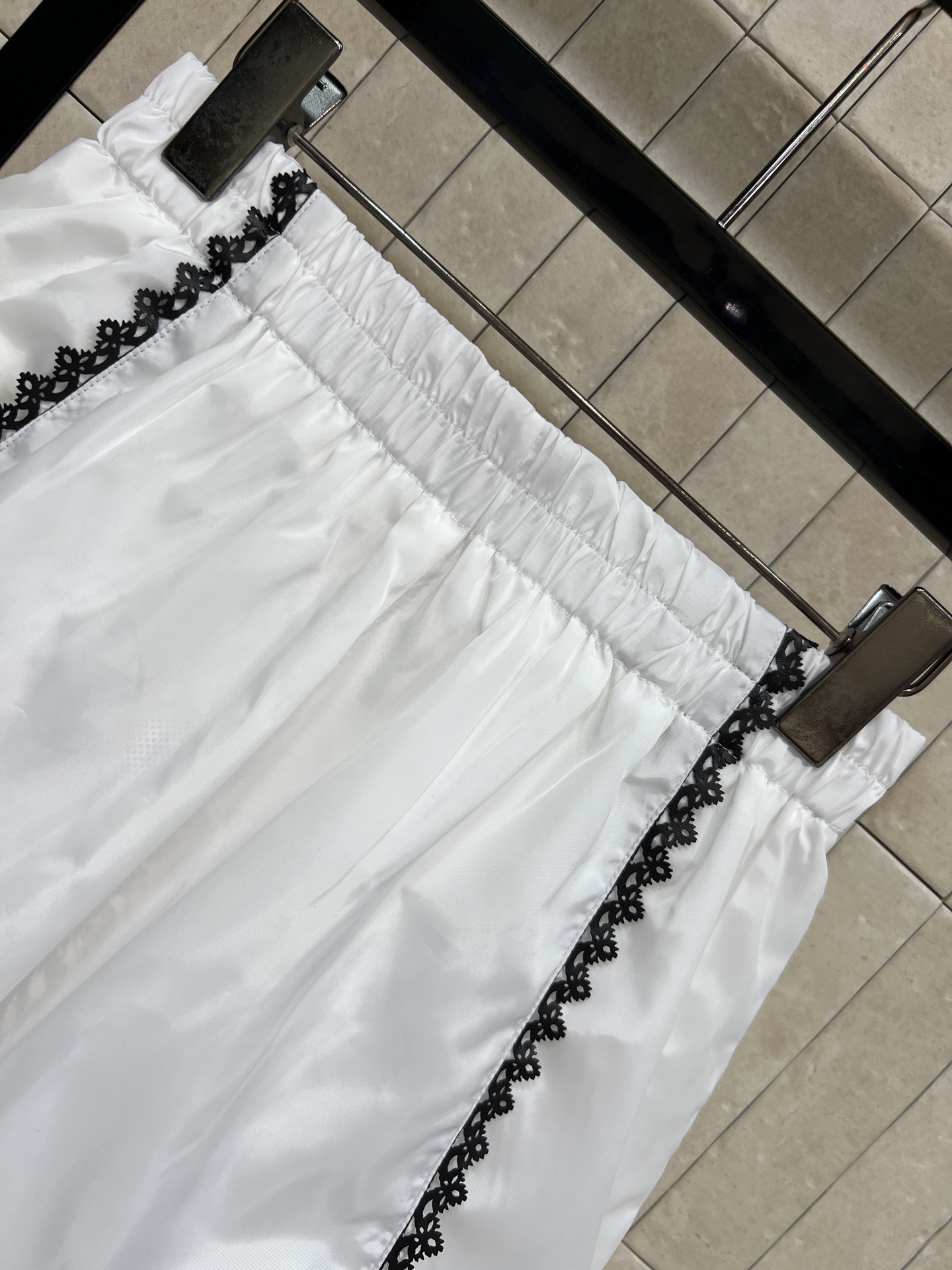 L家 26夏季新款 高腰花边短裤 自带松紧腰设计 不挑身材无束缚 侧边与裤脚精致黑色蕾丝锁边撞色提升精致