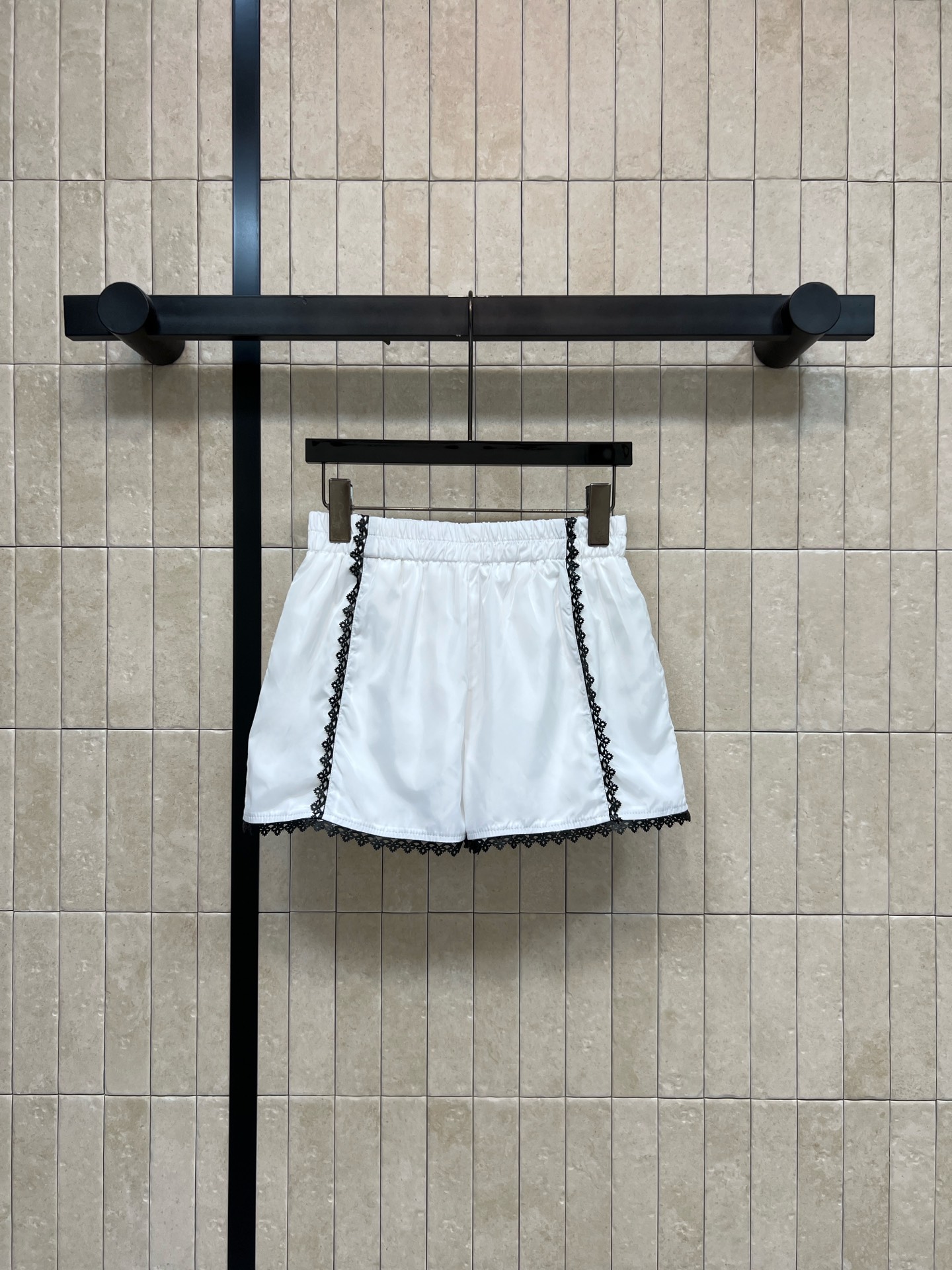 NO:911439,L's 26 new summer style high-waisted lace shorts with elastic waist design, no constraint on the figure, exquisite black lace hem contrasting colors on the sides and trouser legs to enhance the sense of sophistication, smooth drape fabric, breathable and refreshing, suitable for daily commuting and home leisure. The loose version hides the flesh and makes you slim. It looks great with T-shirts, suspenders and shirts. It is easy to create a lazy and gentle outfit. Two colors and four sizes, Size/S-M-L-XL,, louis  vuitton,shorts,shirts,tees,t-shirt,19860909L家 26夏季新款 高腰花边短裤 自带松紧腰设计 不挑身材无束缚 侧边与裤脚精致黑色蕾丝锁边撞色提升精致感 顺滑垂坠面料透气清爽 日常通勤 居家休闲都适配 宽松版型藏肉显瘦 搭配T恤 吊带 衬衫都很出彩 轻松打造慵懒温柔穿搭 两色四码Size/S-M-L-XL,,louis vuitton,shorts,shirts,tees，t-shirt,,Women's clothing